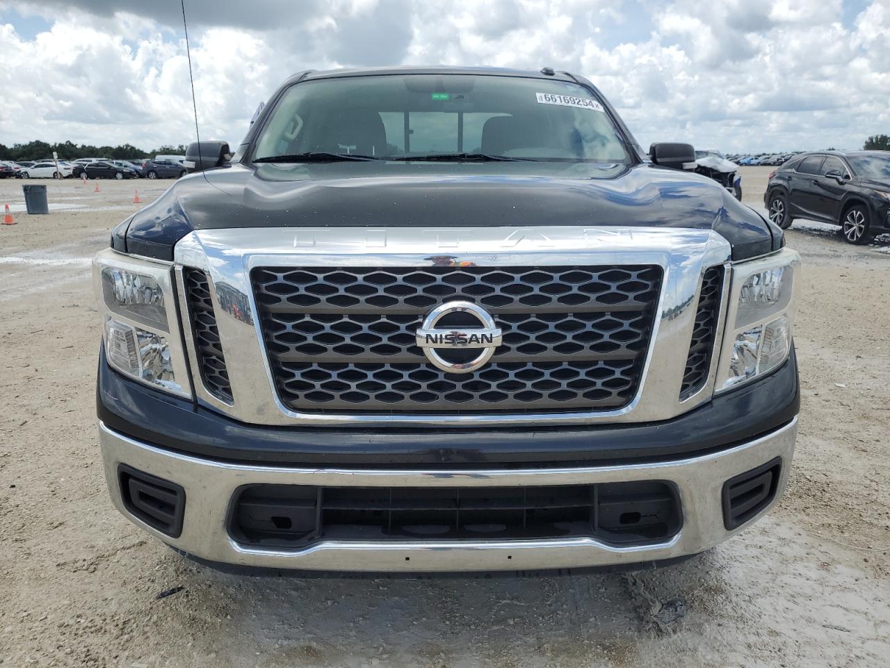 1N6AA1EK9JN505439 2018 Nissan Titan S