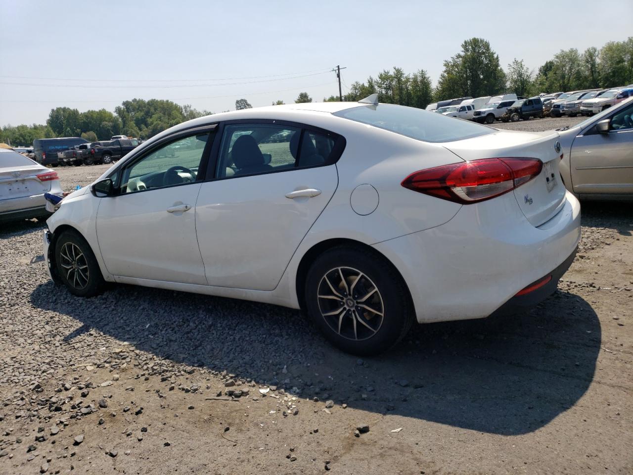 3KPFK4A76JE221327 2018 KIA FORTE - Image 2