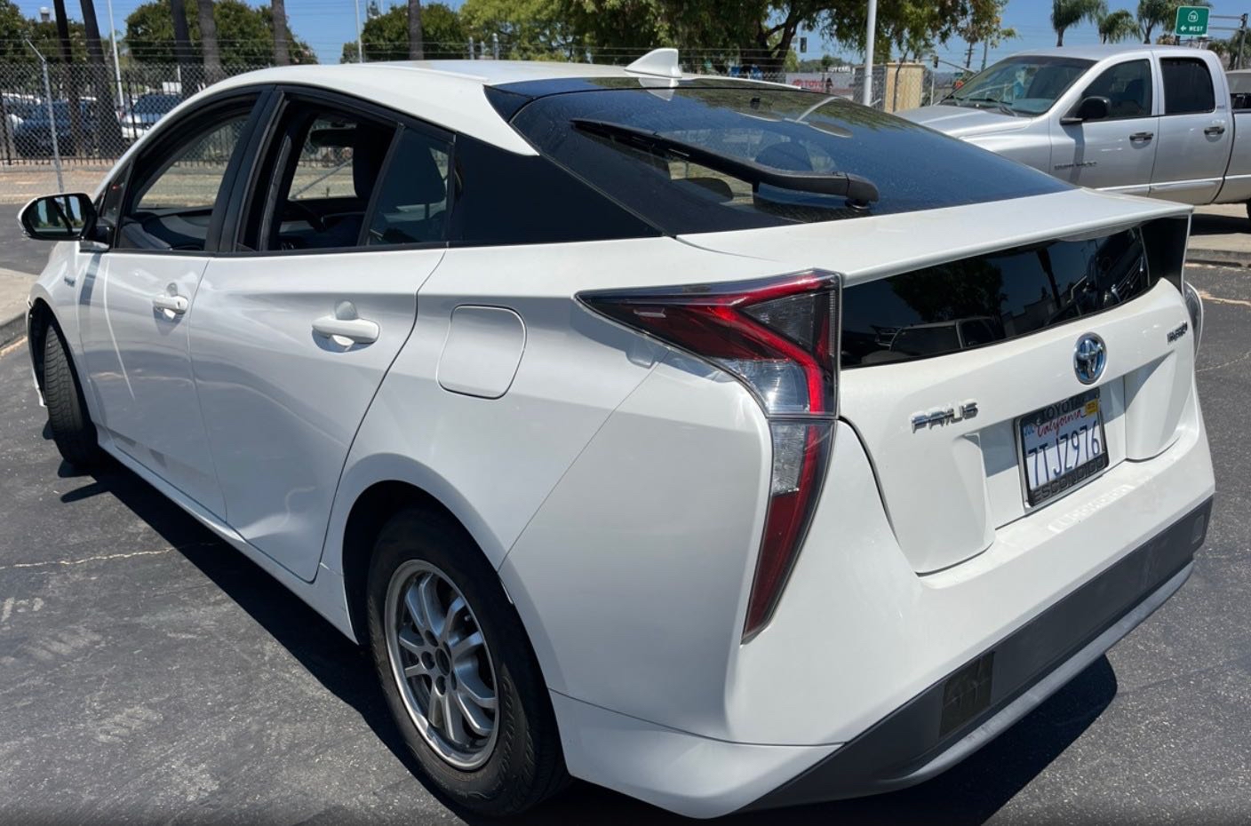 2016 Toyota Prius vin: JTDKARFU1G3020710