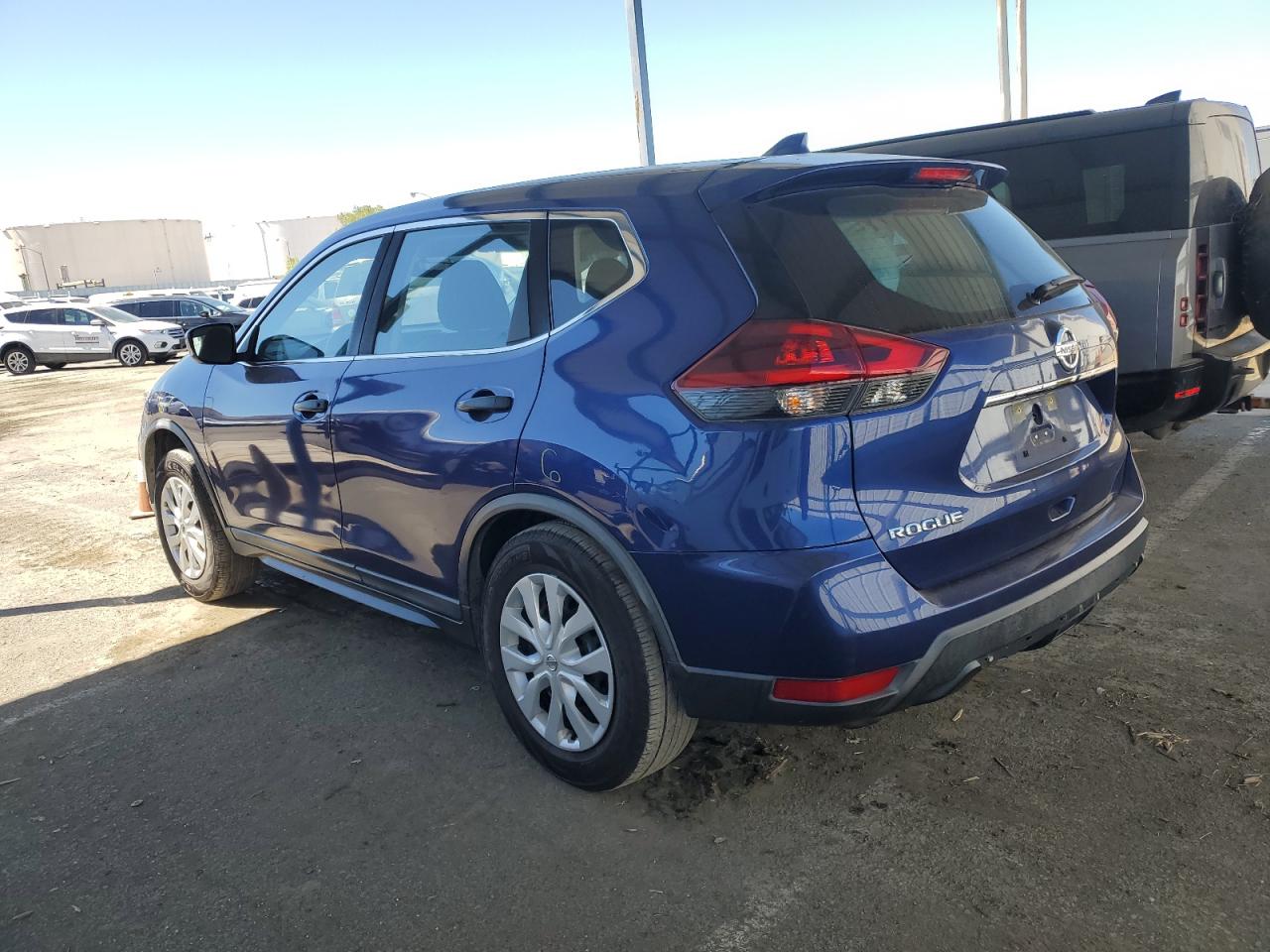 KNMAT2MT5JP538102 2018 NISSAN ROGUE - Image 2