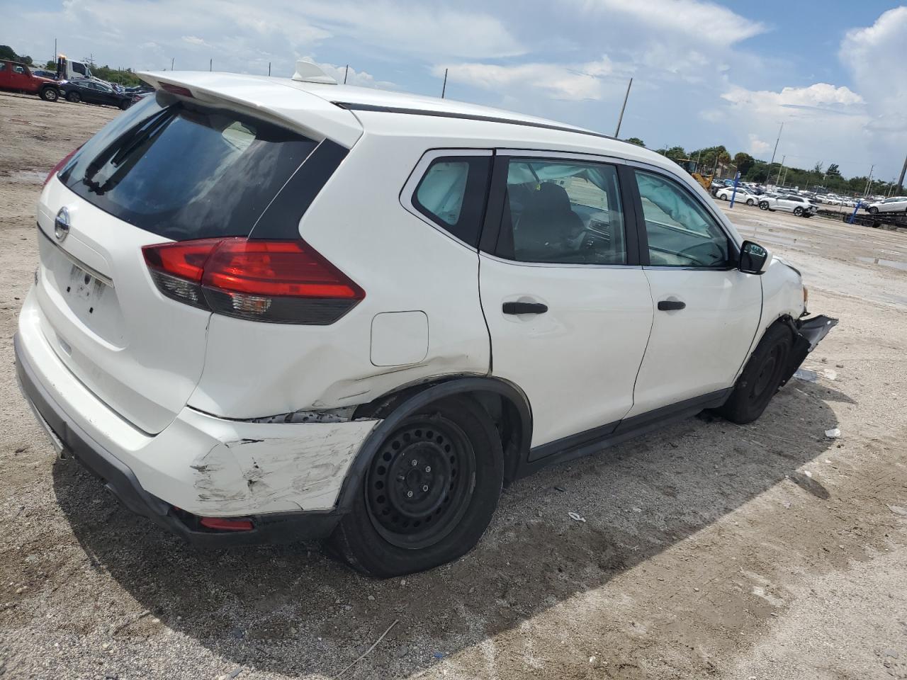 2017 Nissan Rogue - Image 3
