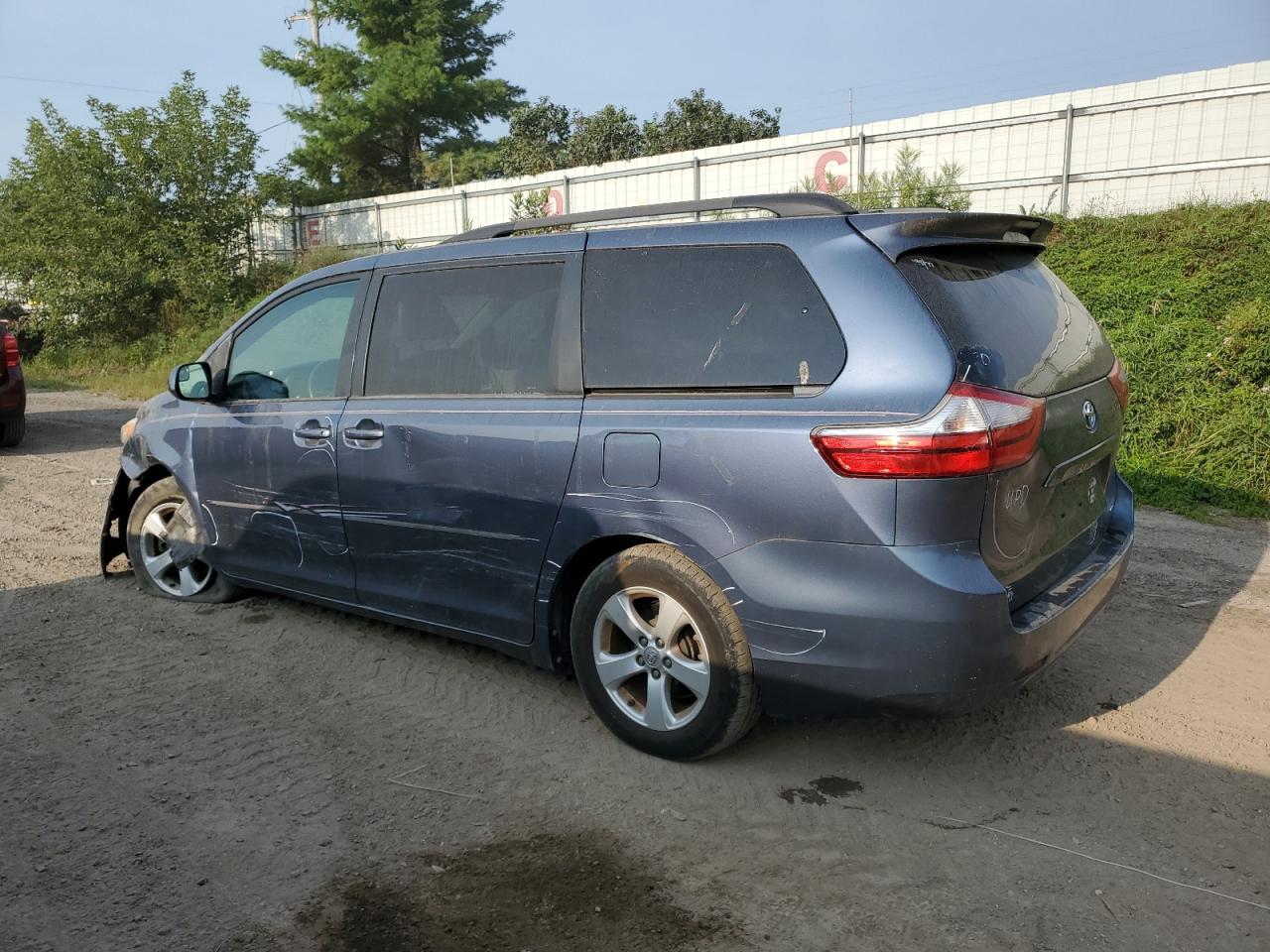 5TDKK3DC7FS586145 2015 TOYOTA SIENNA - Image 2