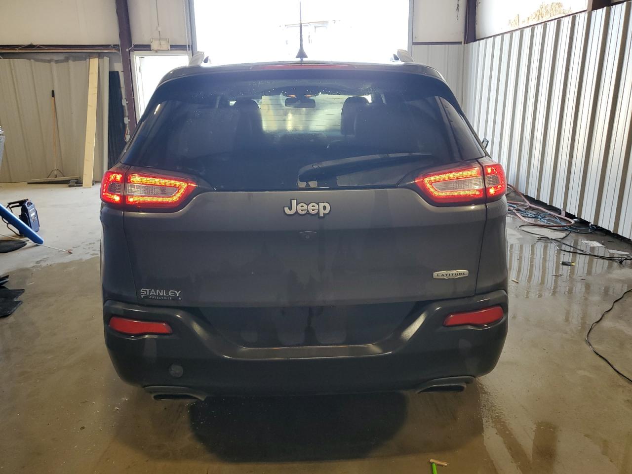 2018 Jeep Cherokee Latitude Plus VIN: 1C4PJLLX4JD504082 Lot: 67777904