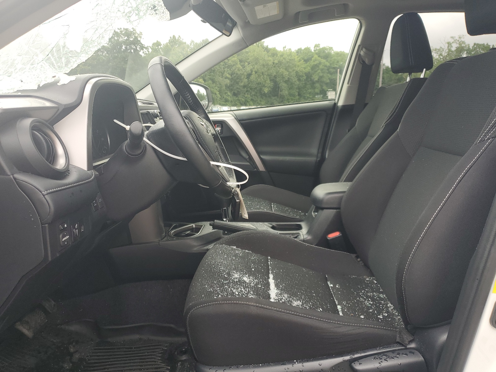 JTMRFREV7HJ162857 2017 Toyota Rav4 Xle