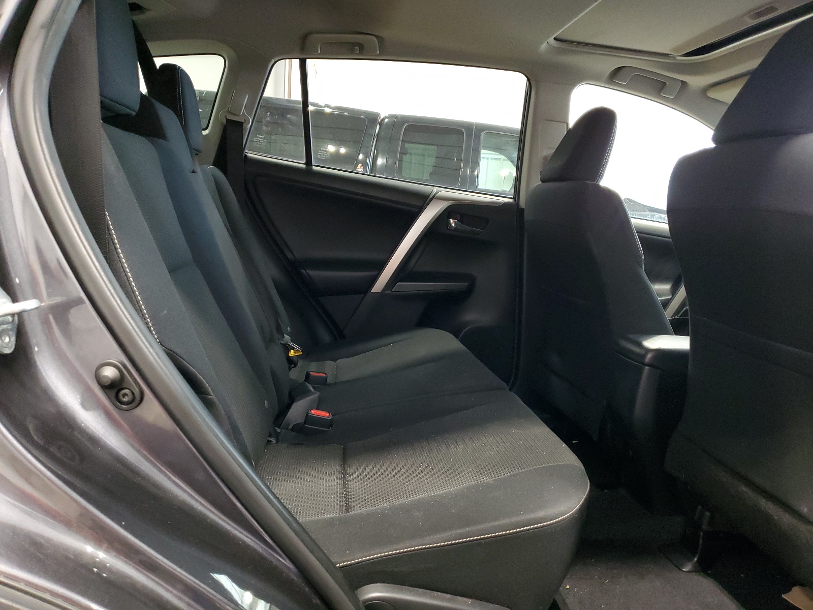 JTMRFREV3HJ710188 2017 Toyota Rav4 Xle