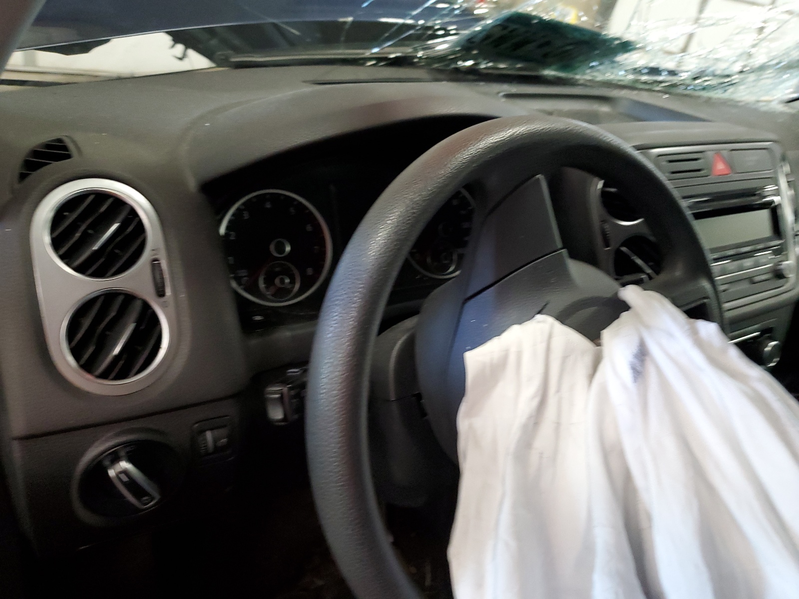 WVGAV7AX5BW560215 2011 Volkswagen Tiguan S