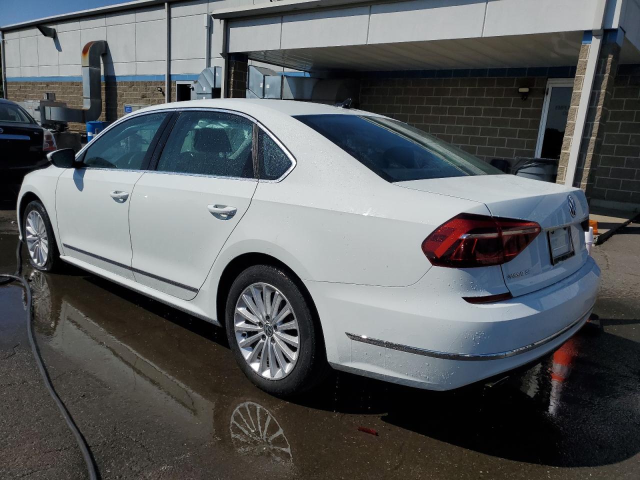 1VWBT7A36HC040057 2017 VOLKSWAGEN PASSAT - Image 2