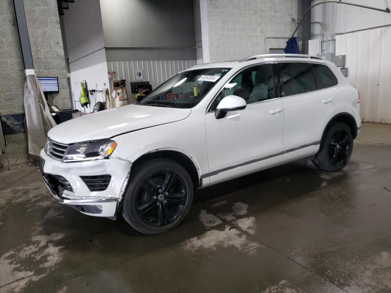 WVGRF7BP7HD004894 2017 VOLKSWAGEN TOUAREG - Image 1