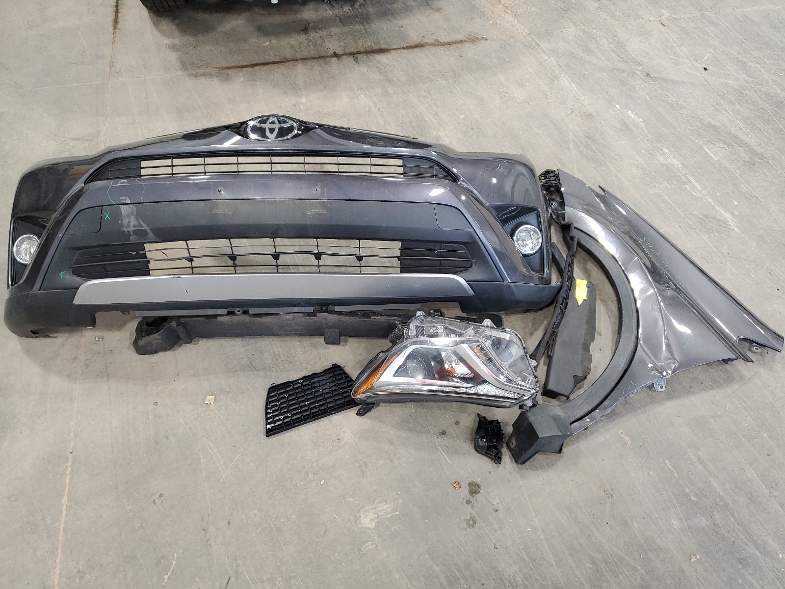 JTMRFREV3HJ710188 2017 Toyota Rav4 Xle