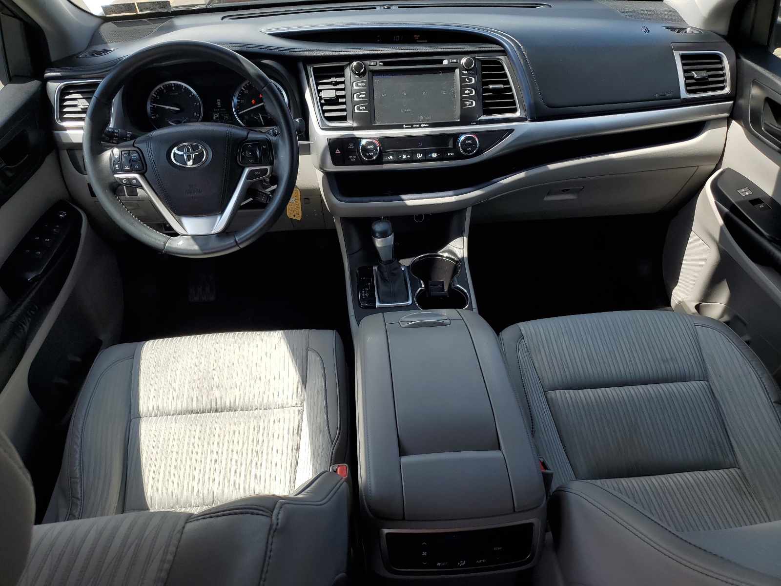 5TDZKRFH6GS120783 2016 Toyota Highlander Le