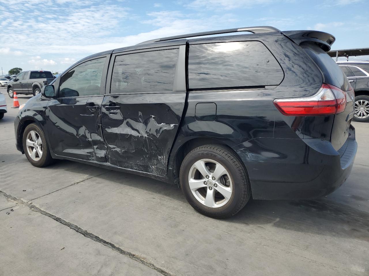 5TDKZ3DC1HS868683 2017 TOYOTA SIENNA - Image 2