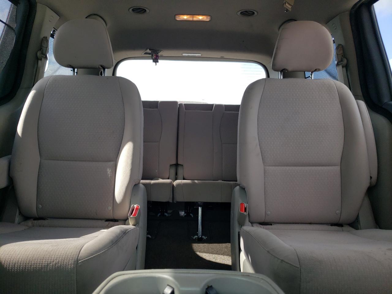 2016 Kia Sedona - Image 10