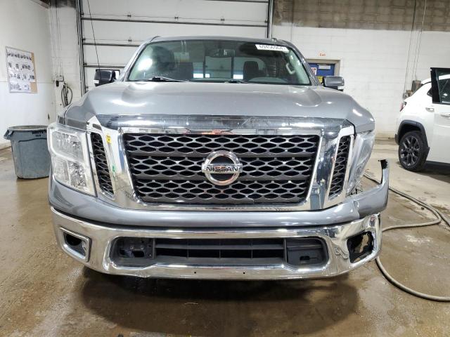  NISSAN TITAN 2017 Srebrny