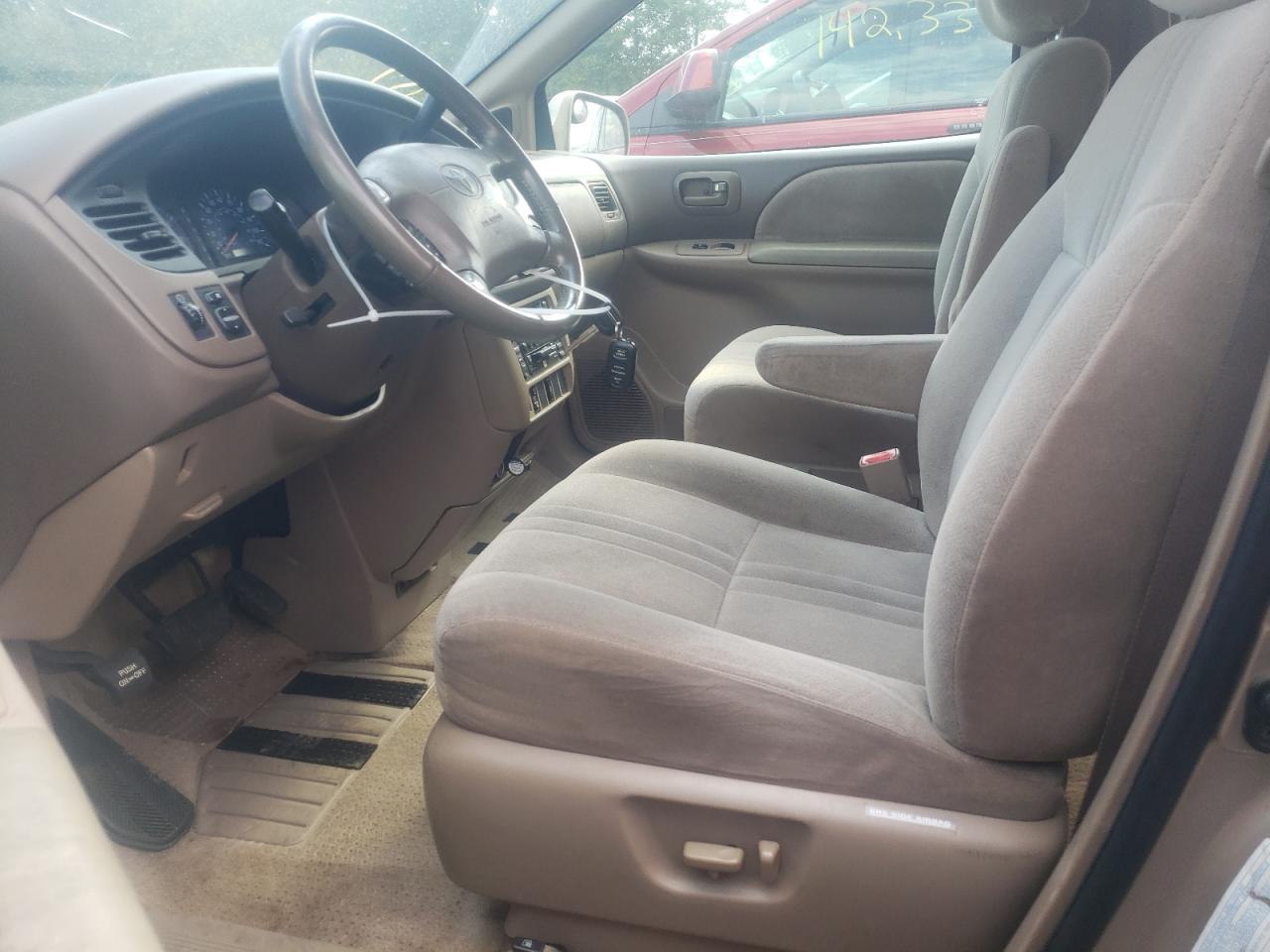 2002 Toyota Sienna Le VIN: 4T3ZF13C42U448225 Lot: 68568064