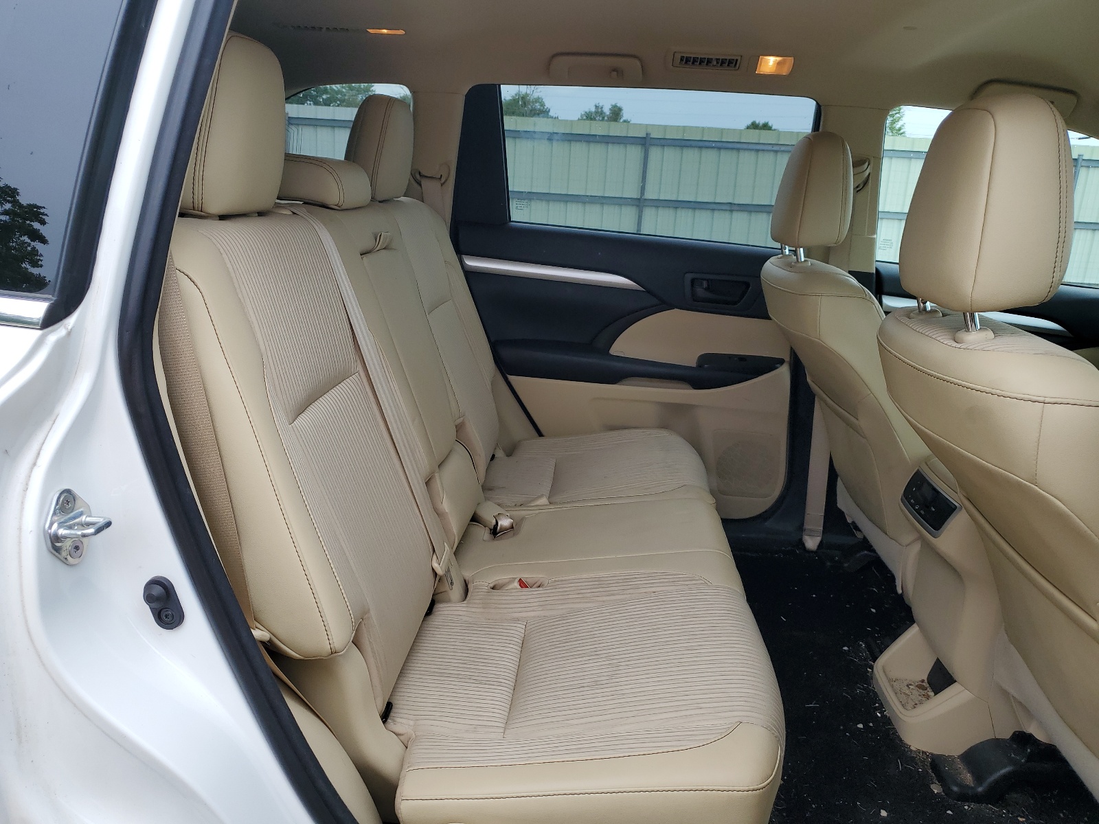 5TDBZRFH9JS875575 2018 Toyota Highlander Le