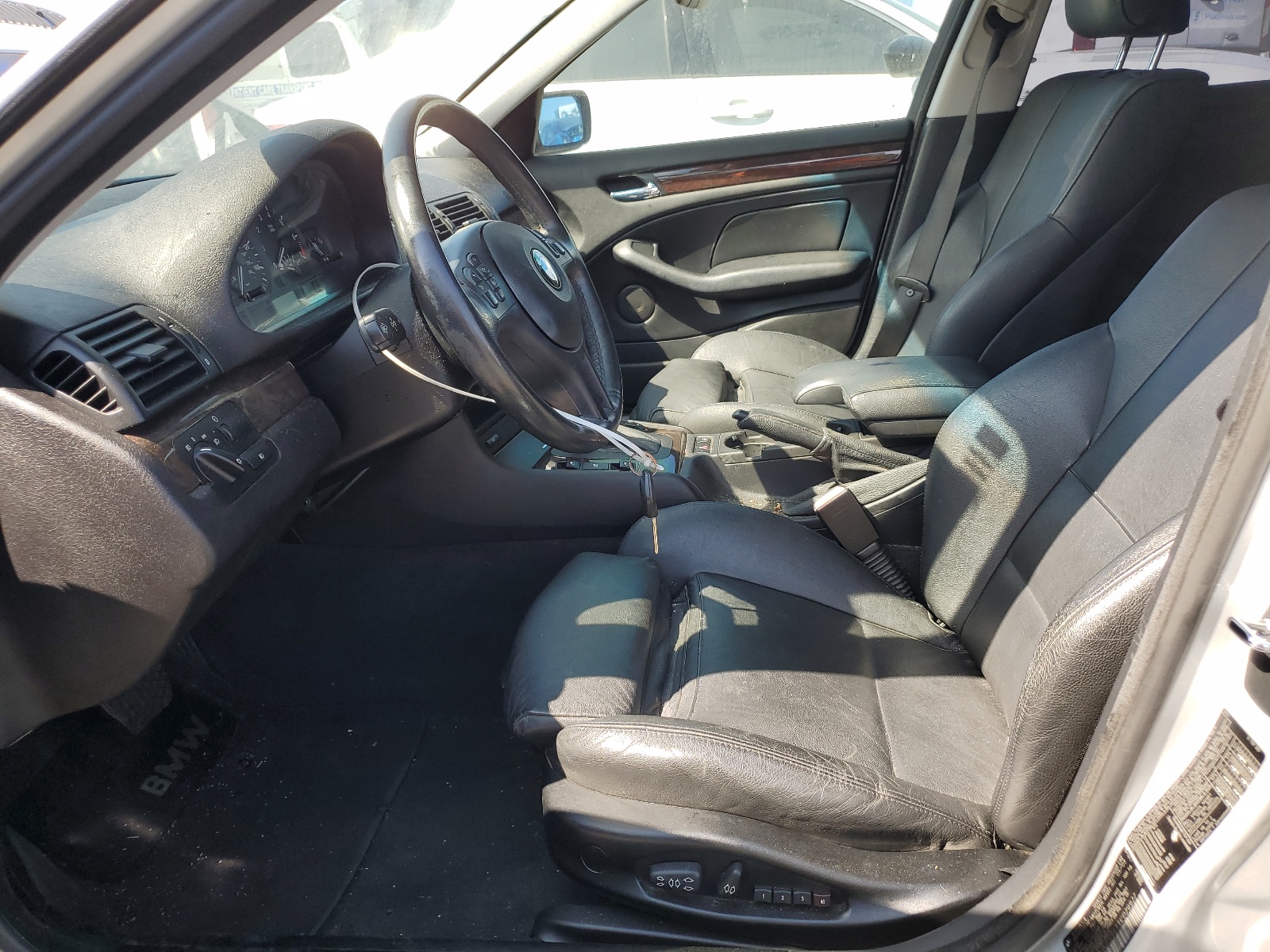 WBAAZ33433KP79927 2003 BMW 325 I