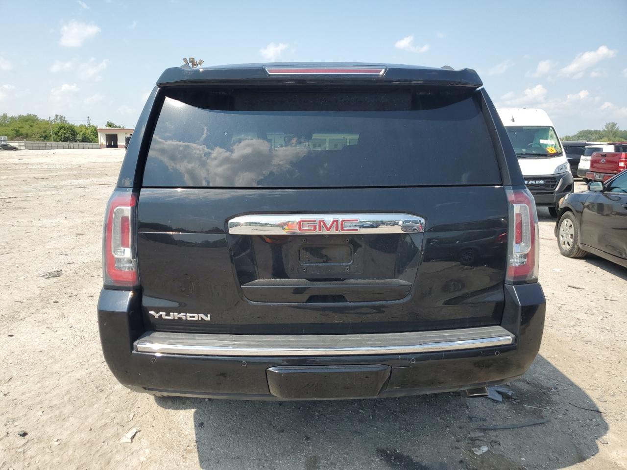 1GKS2CKJ0JR286833 2018 GMC Yukon Denali