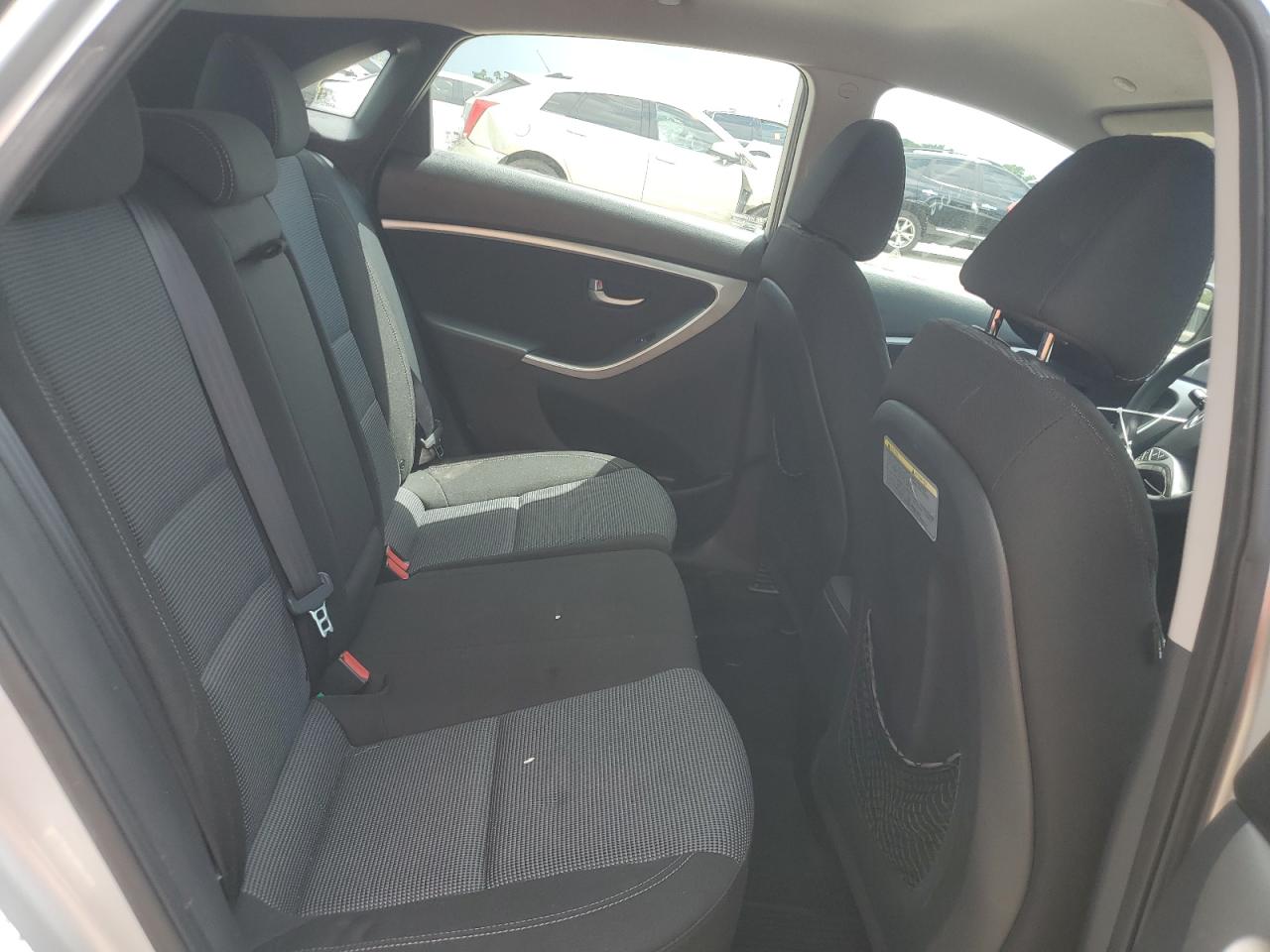 2015 Hyundai Elantra - Image 10