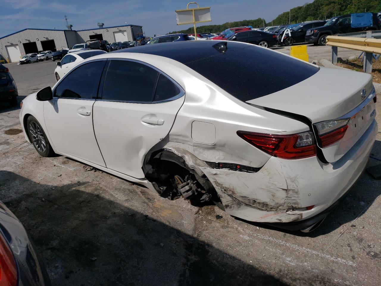 58ABK1GG9JU085365 2018 LEXUS ES - Image 2