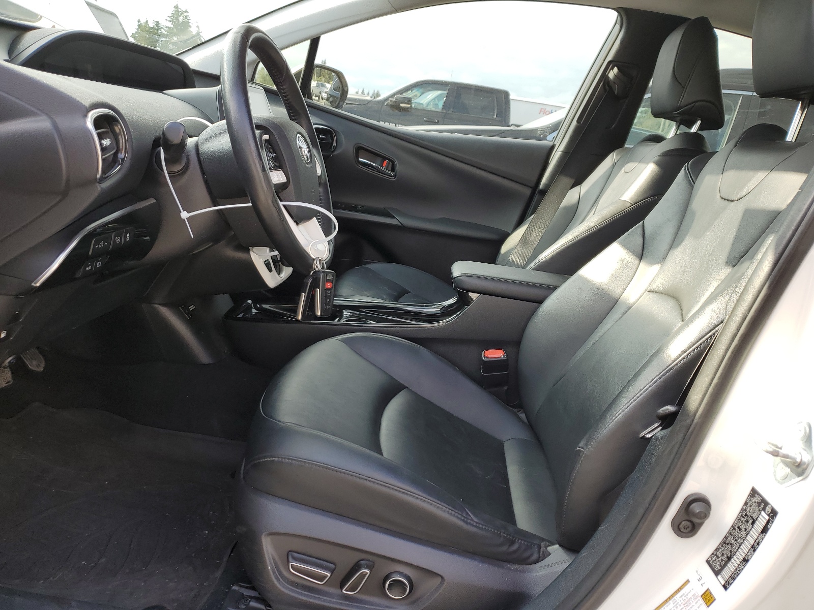 JTDKARFP8H3010588 2017 Toyota Prius Prime