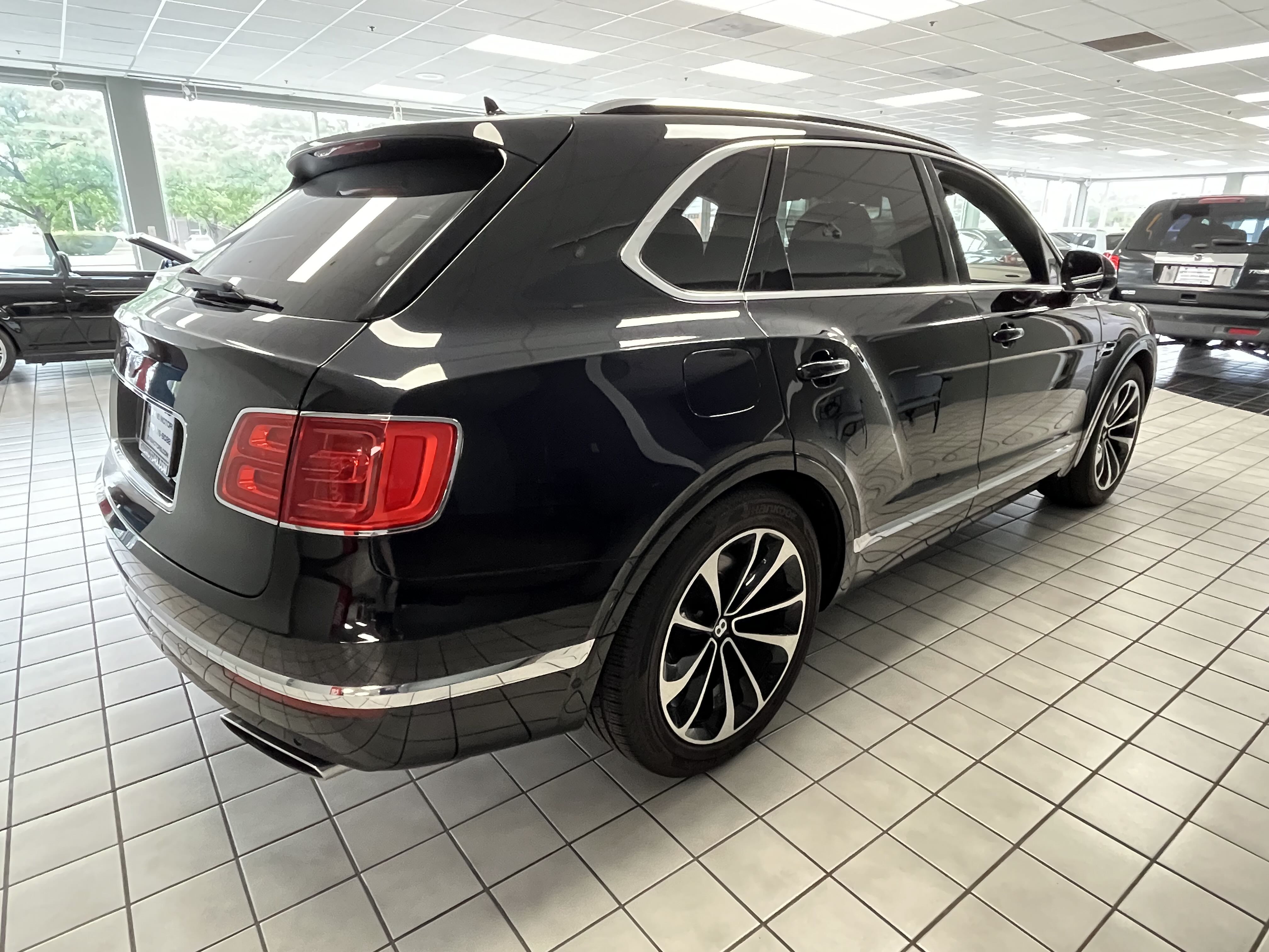 2017 Bentley Bentayga vin: SJAAC2ZV3HC012533