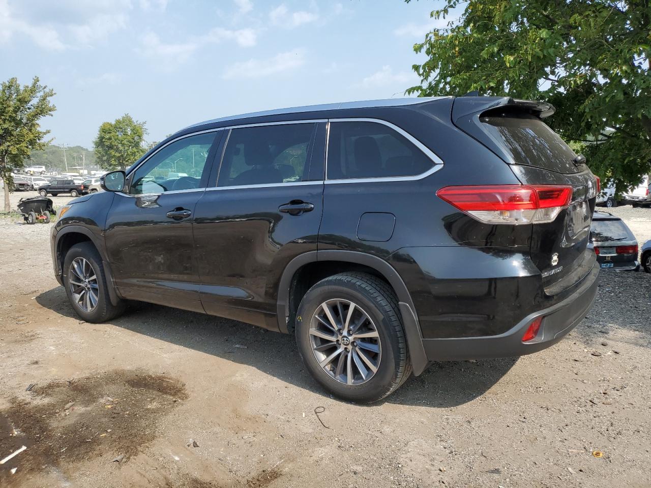 5TDJZRFH7HS382144 2017 TOYOTA HIGHLANDER - Image 2