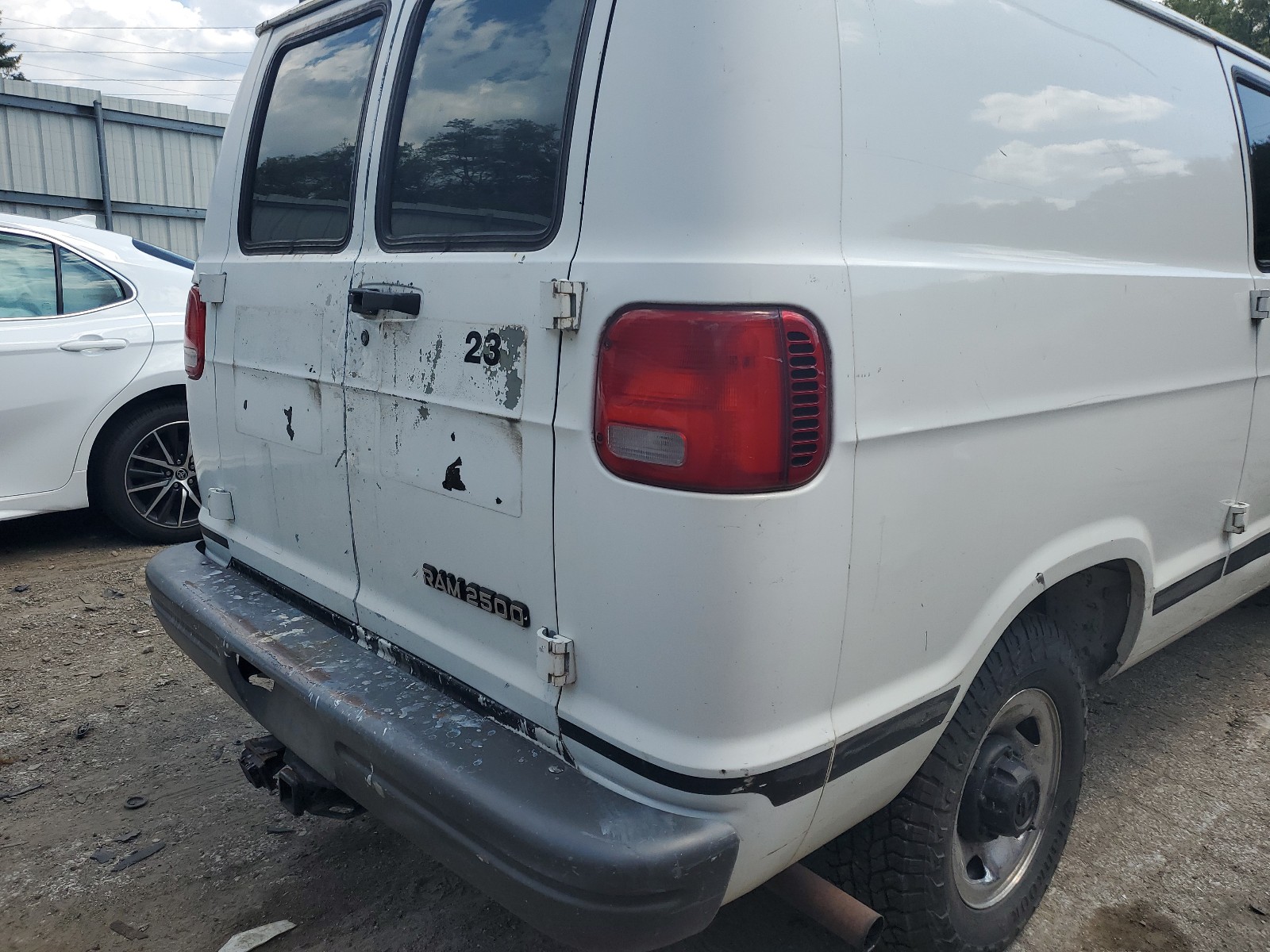 2B7JB21Y81K520252 2001 Dodge Ram Van B2500