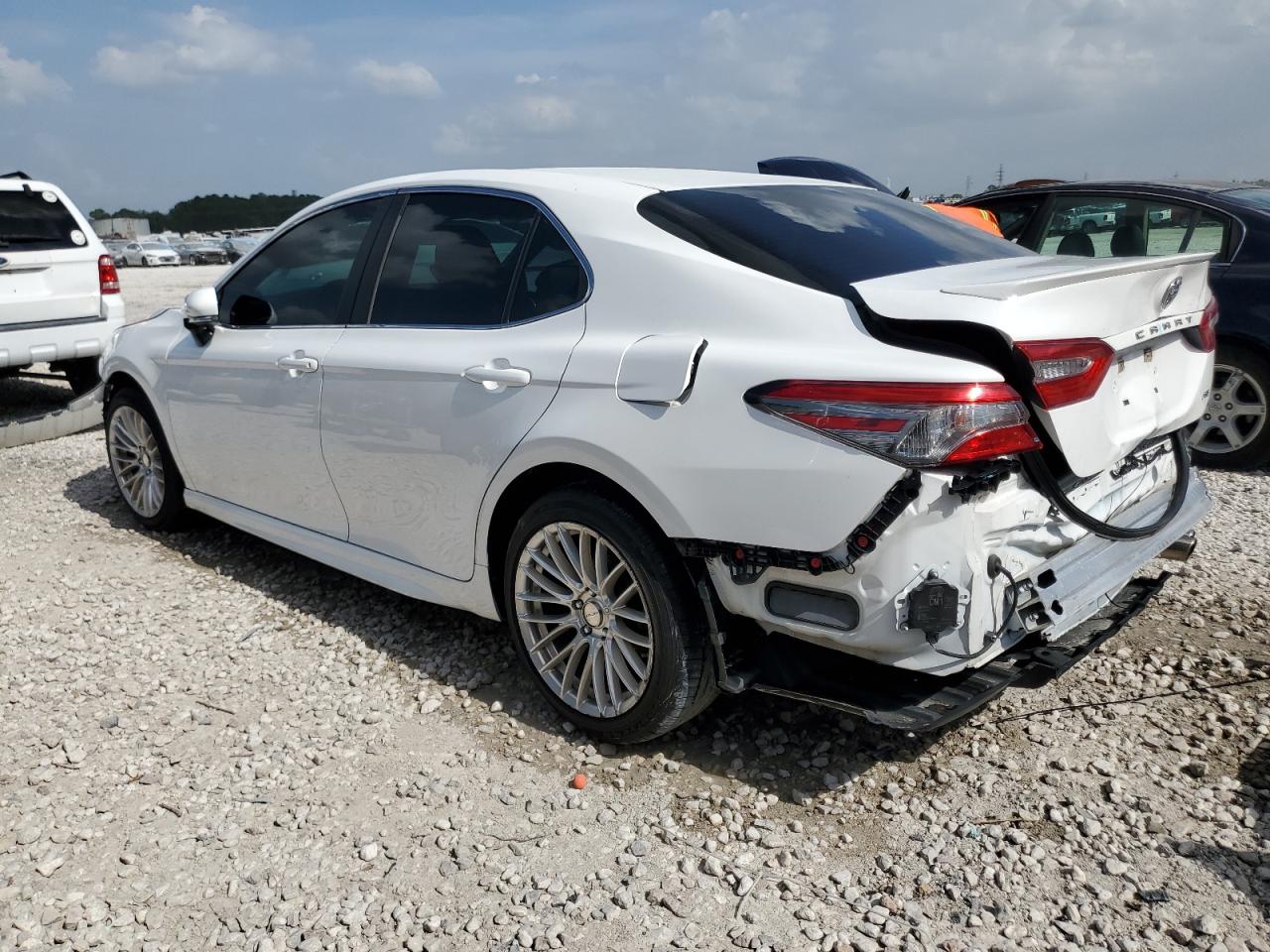 4T1B11HK6JU654007 2018 TOYOTA CAMRY - Image 2