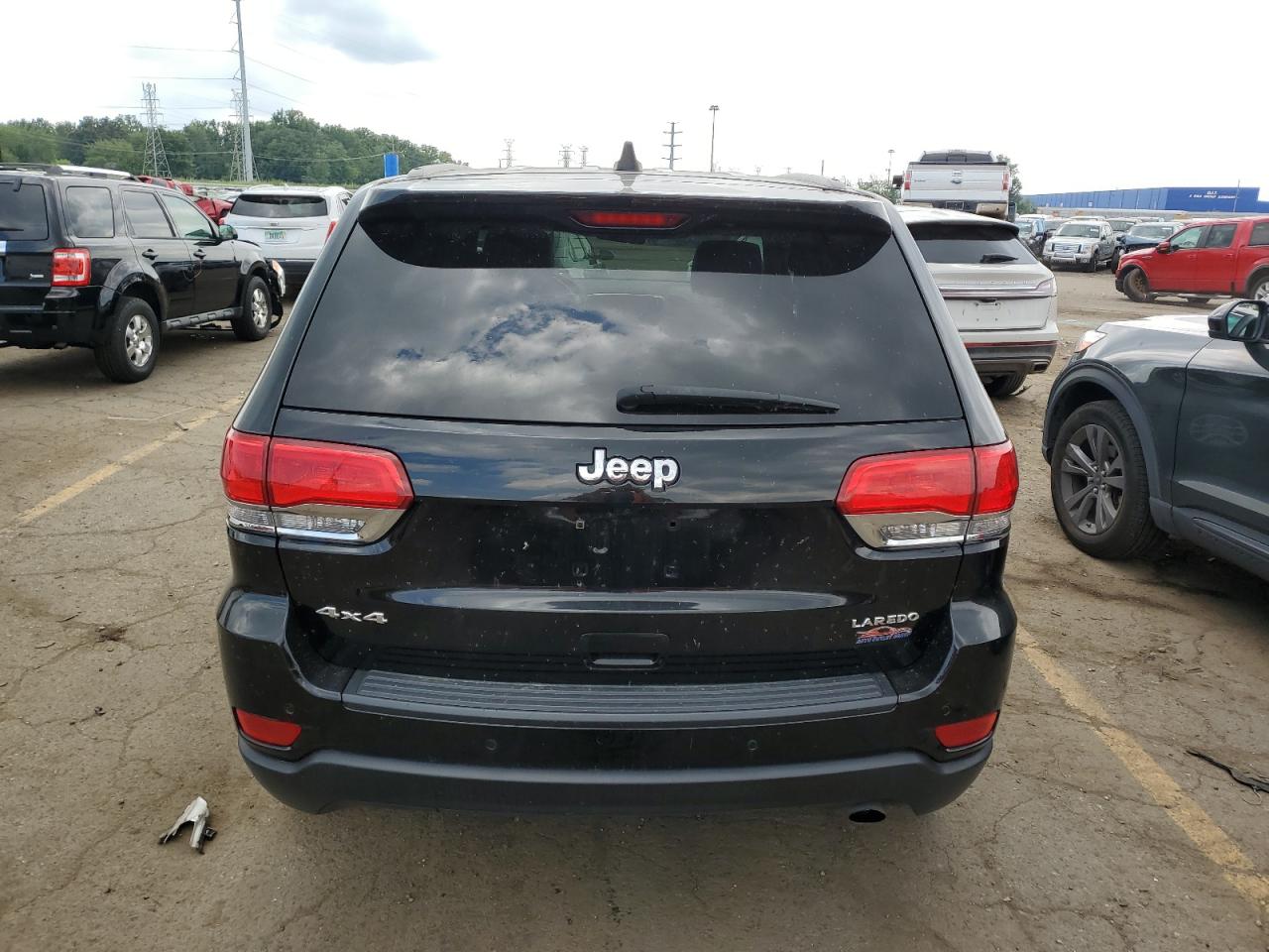 1C4RJFAG7JC174957 2018 Jeep Grand Cherokee Laredo