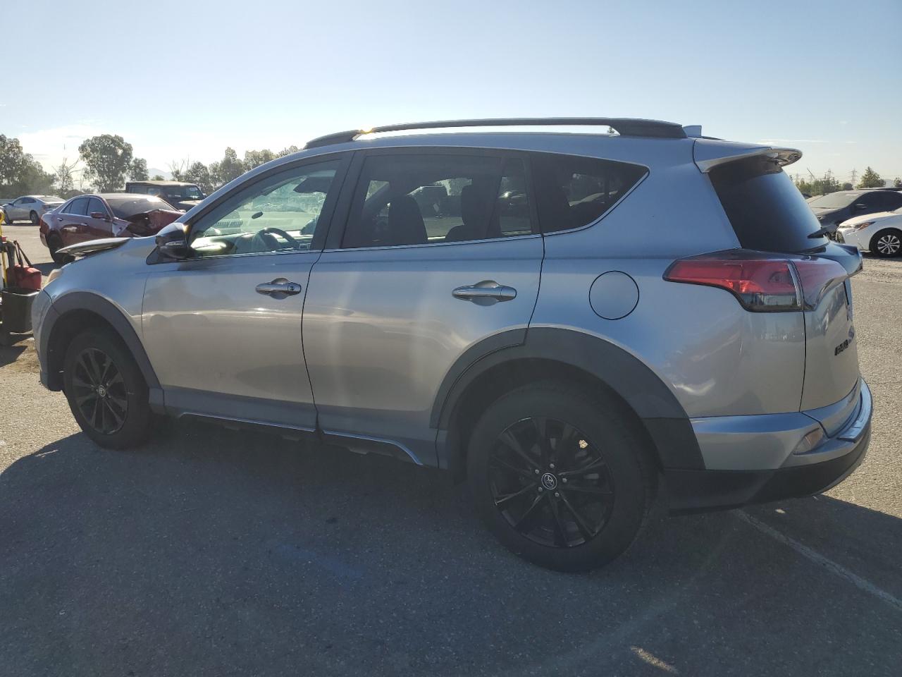 2T3RFREV0JW721107 2018 TOYOTA RAV 4 - Image 2