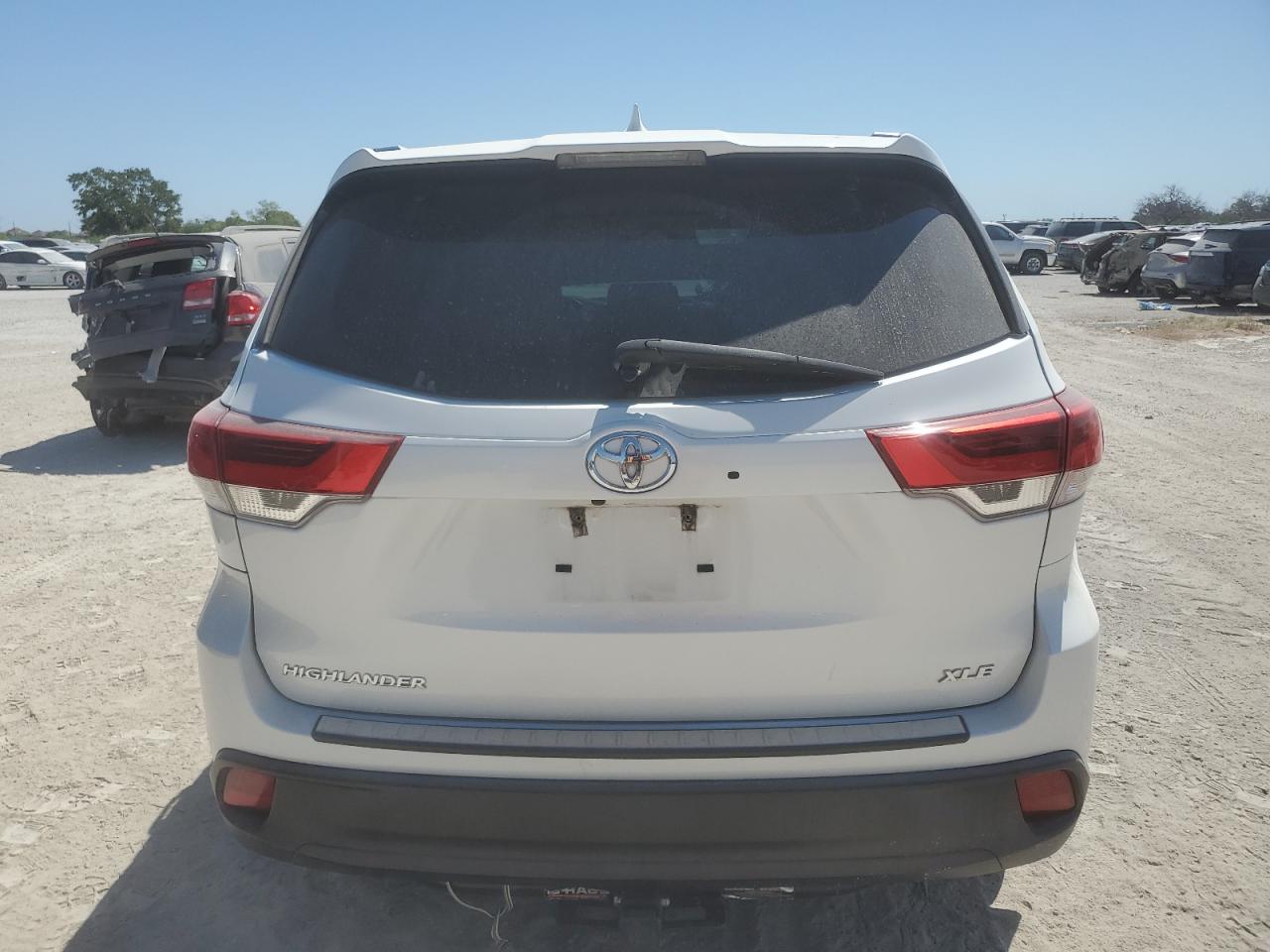 5TDKZRFH5KS550696 2019 Toyota Highlander Se