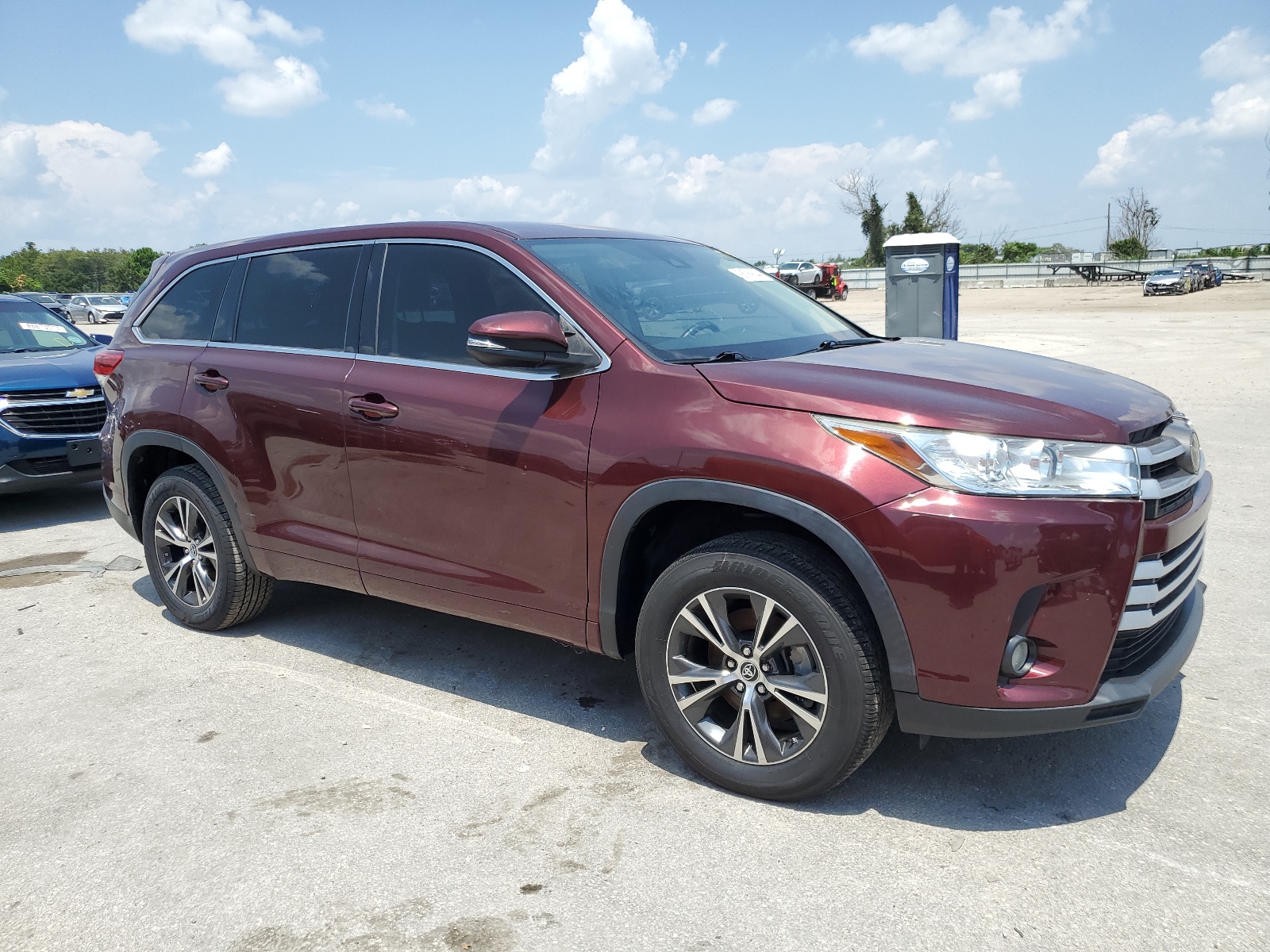 2018 Toyota Highlander Le vin: 5TDZZRFH1JS277754