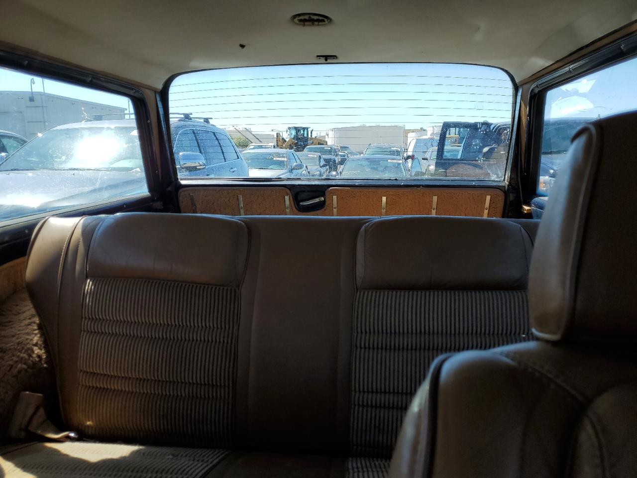 1986 Jeep Grand Wagoneer - Image 10