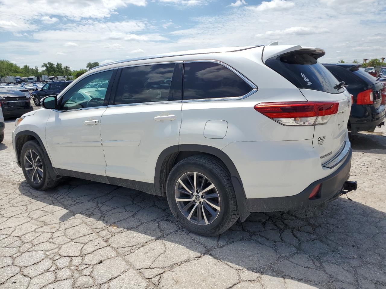 5TDJZRFH9KS920625 2019 TOYOTA HIGHLANDER - Image 2