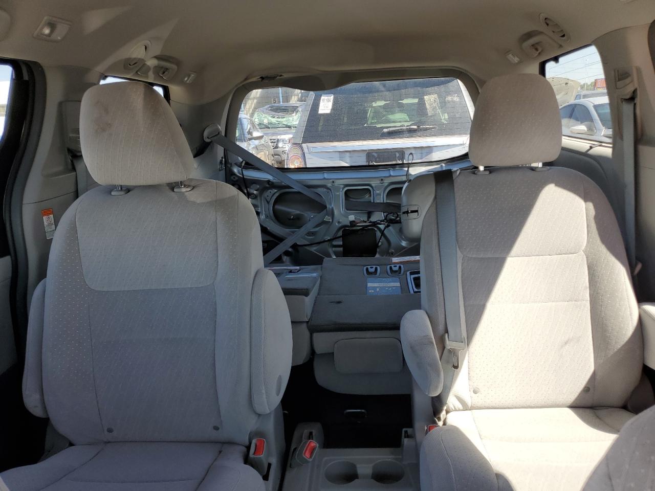 2016 Toyota Sienna - Image 10