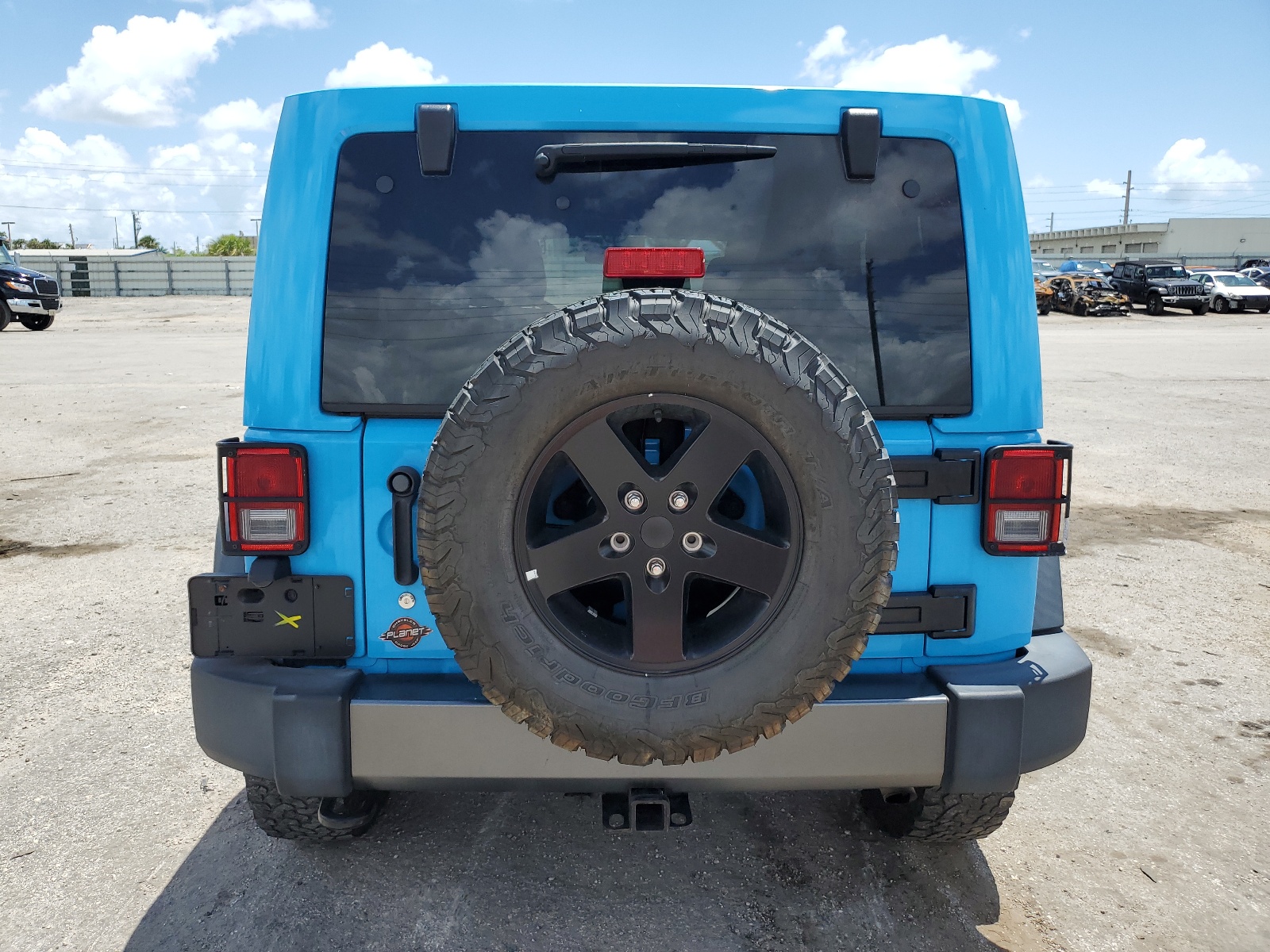 1C4BJWDG3HL598174 2017 Jeep Wrangler Unlimited Sport