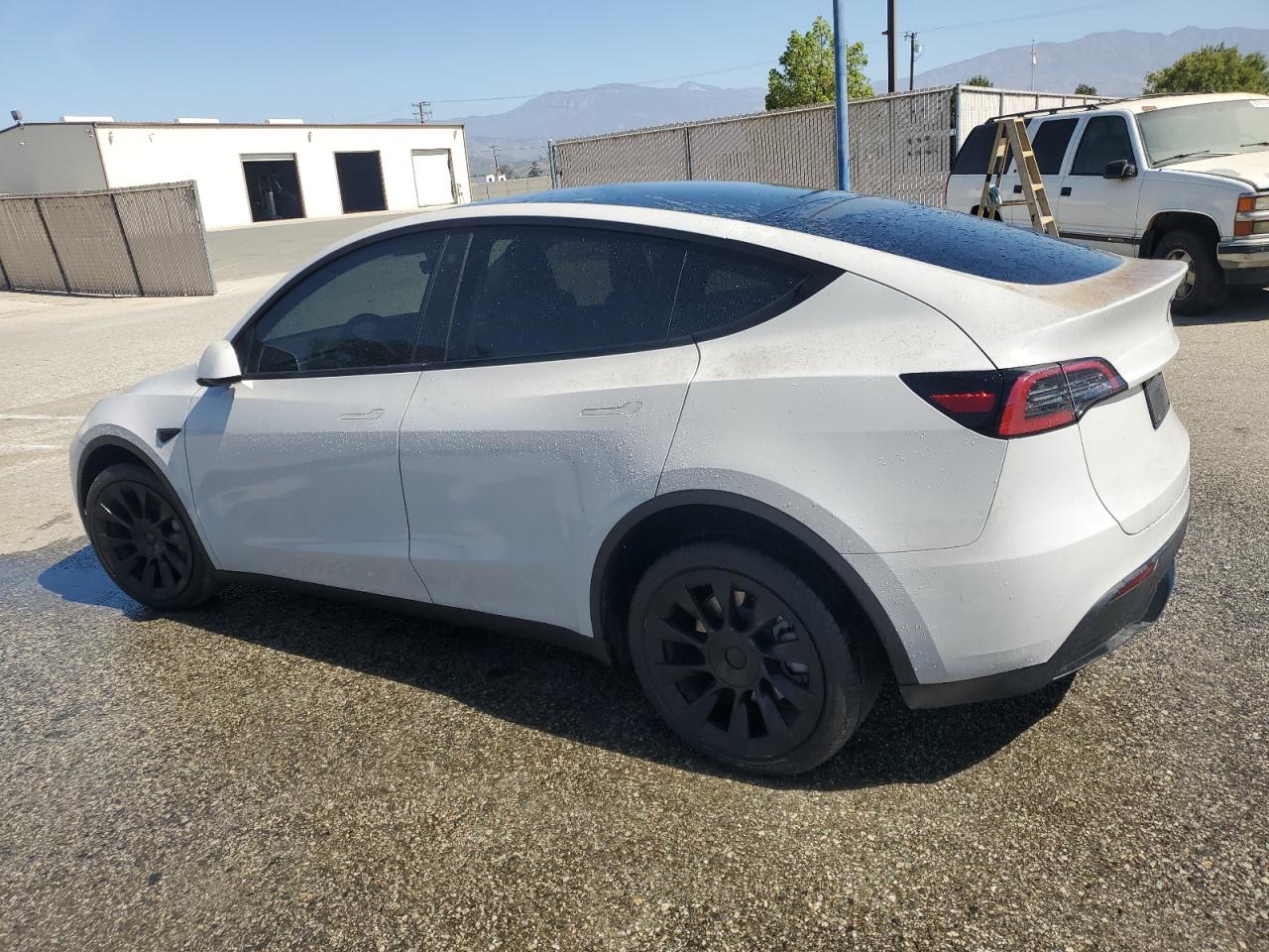 VIN 7SAYGDEE9PA075124 2023 TESLA MODEL Y no.2