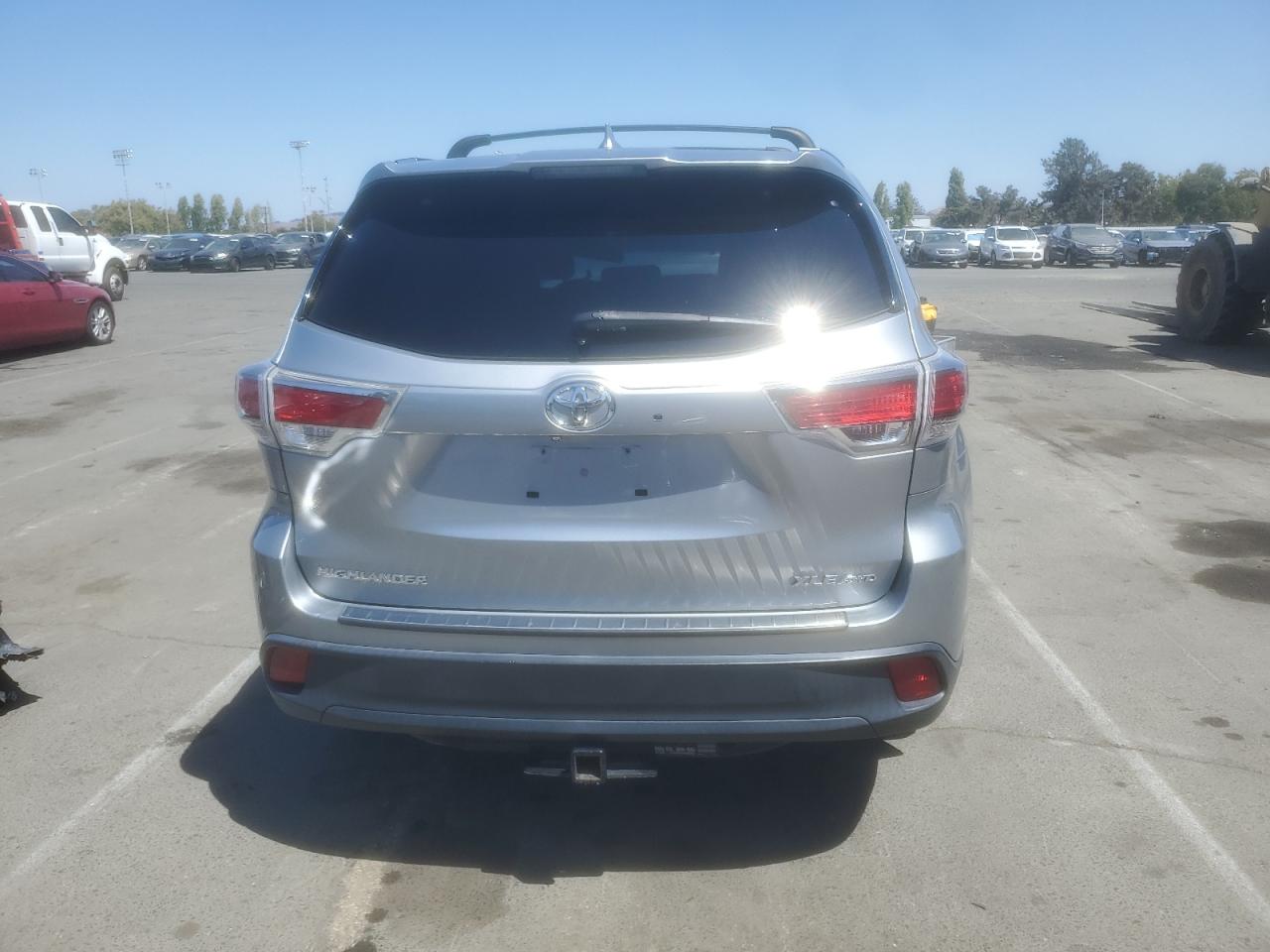 2014 Toyota Highlander Xle VIN: 5TDJKRFH2ES015670 Lot: 69668354