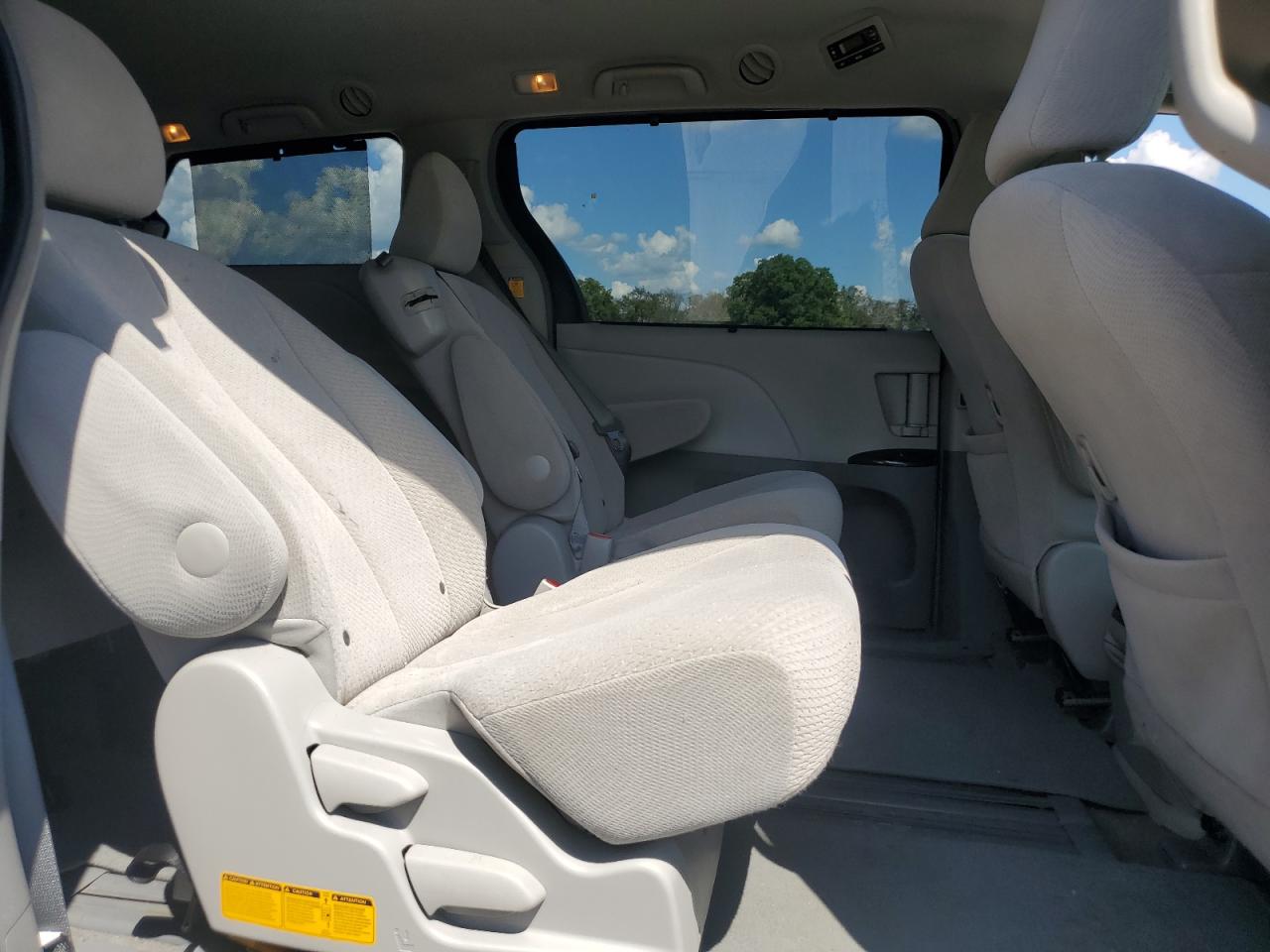 2013 Toyota Sienna - Image 11