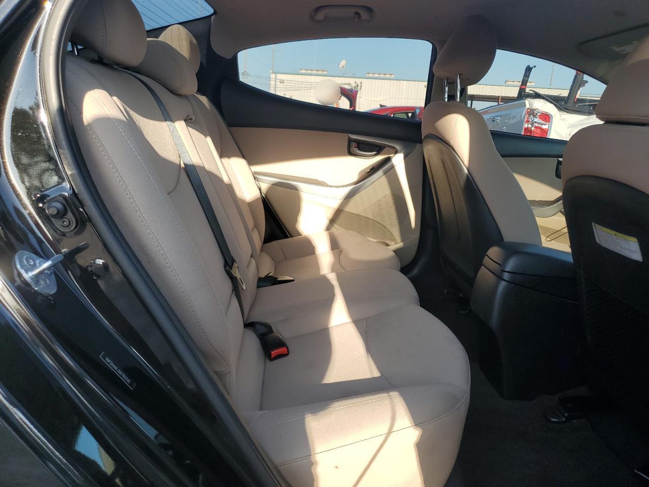 2016 Hyundai Elantra - Image 10