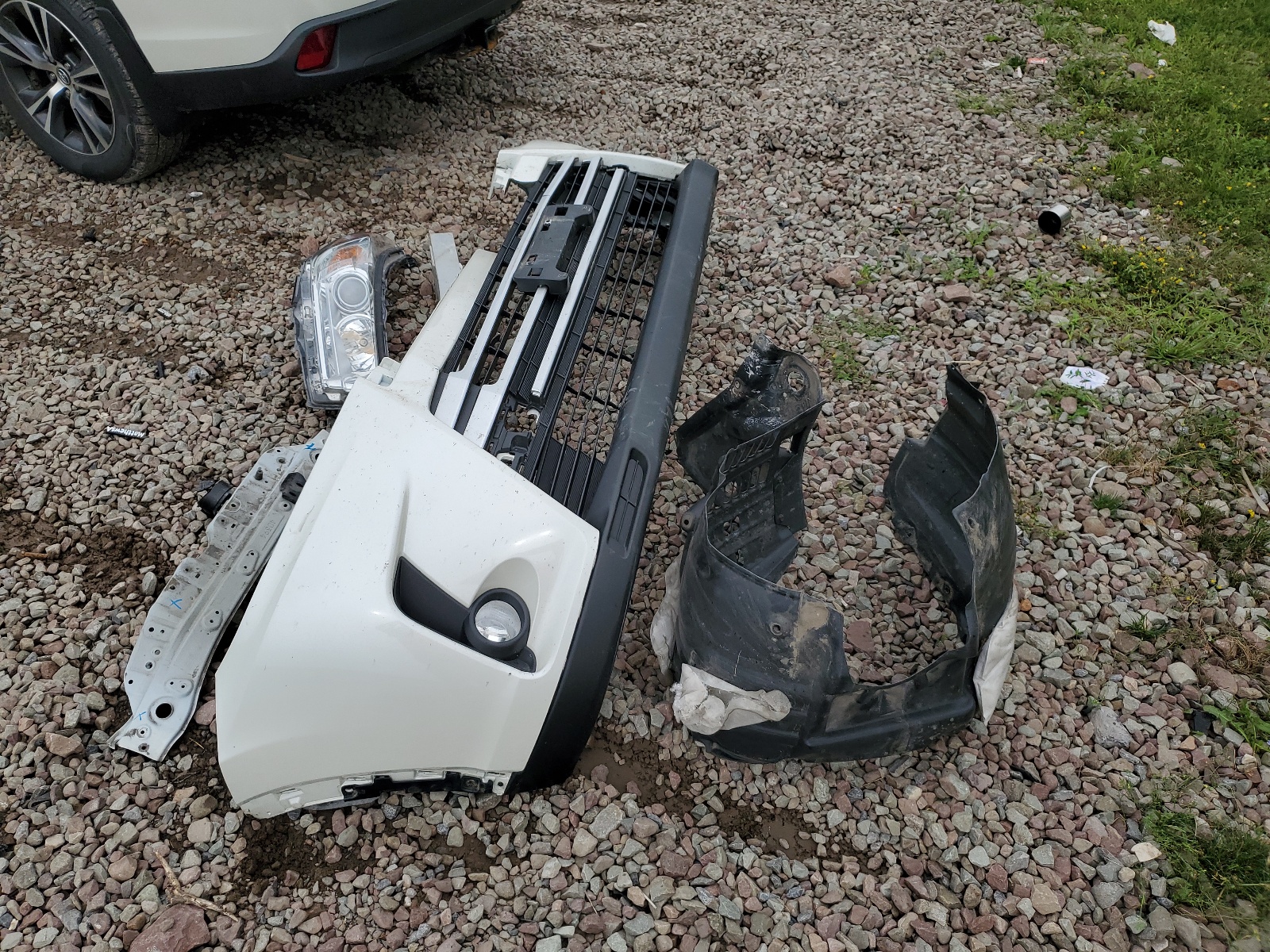 5TDBZRFH9JS875575 2018 Toyota Highlander Le