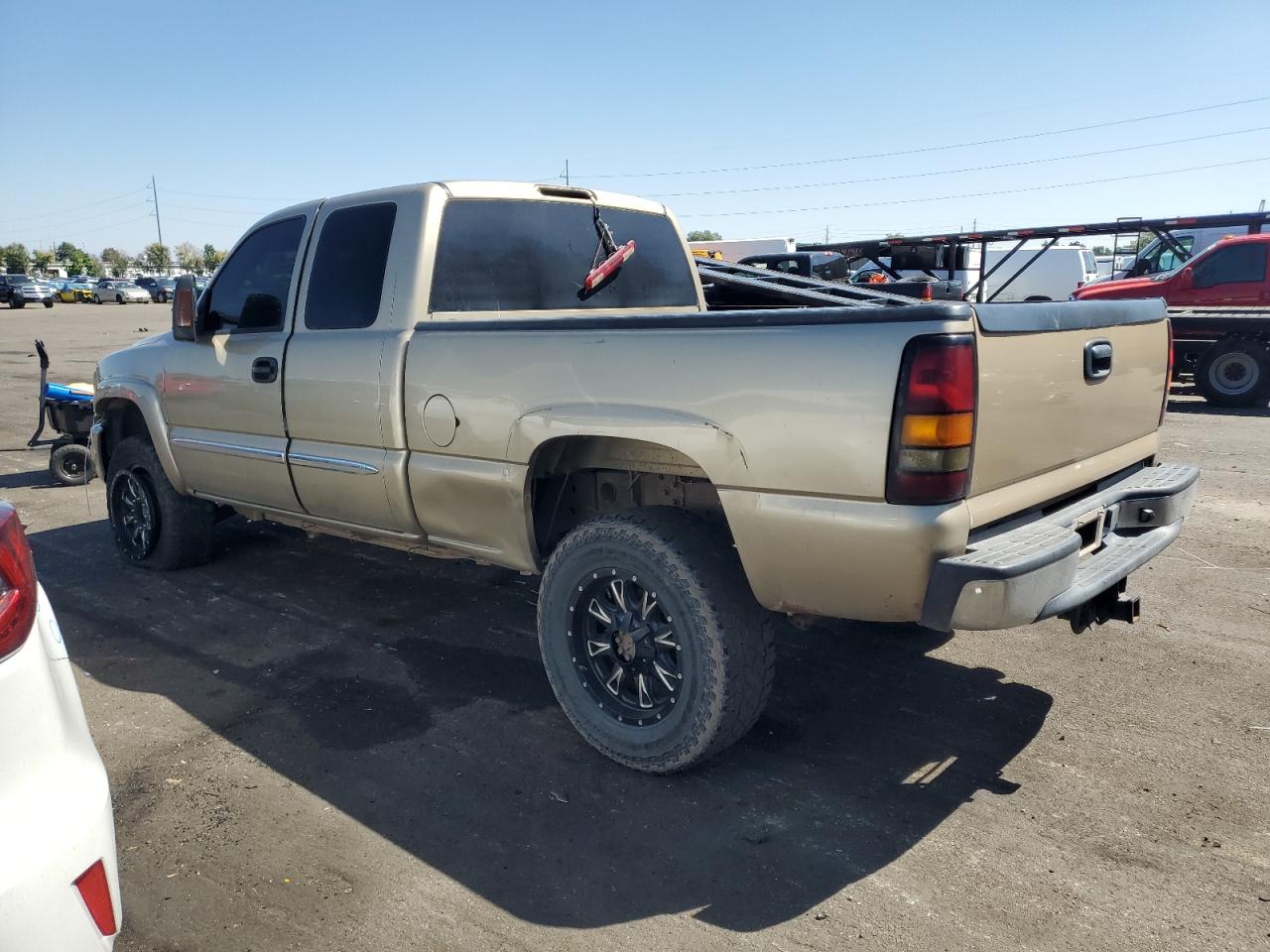 2004 GMC Sierra - Image 2