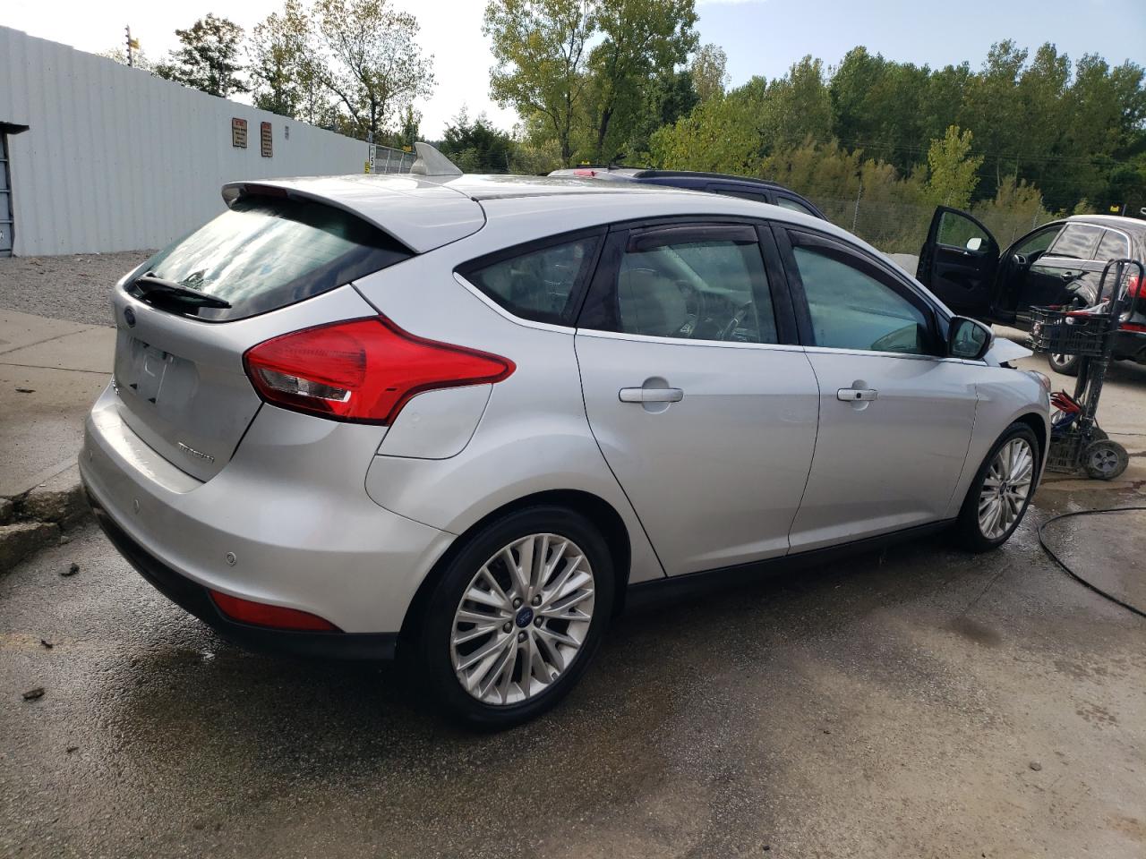 VIN 1FADP3N29JL327091 2018 FORD FOCUS no.3