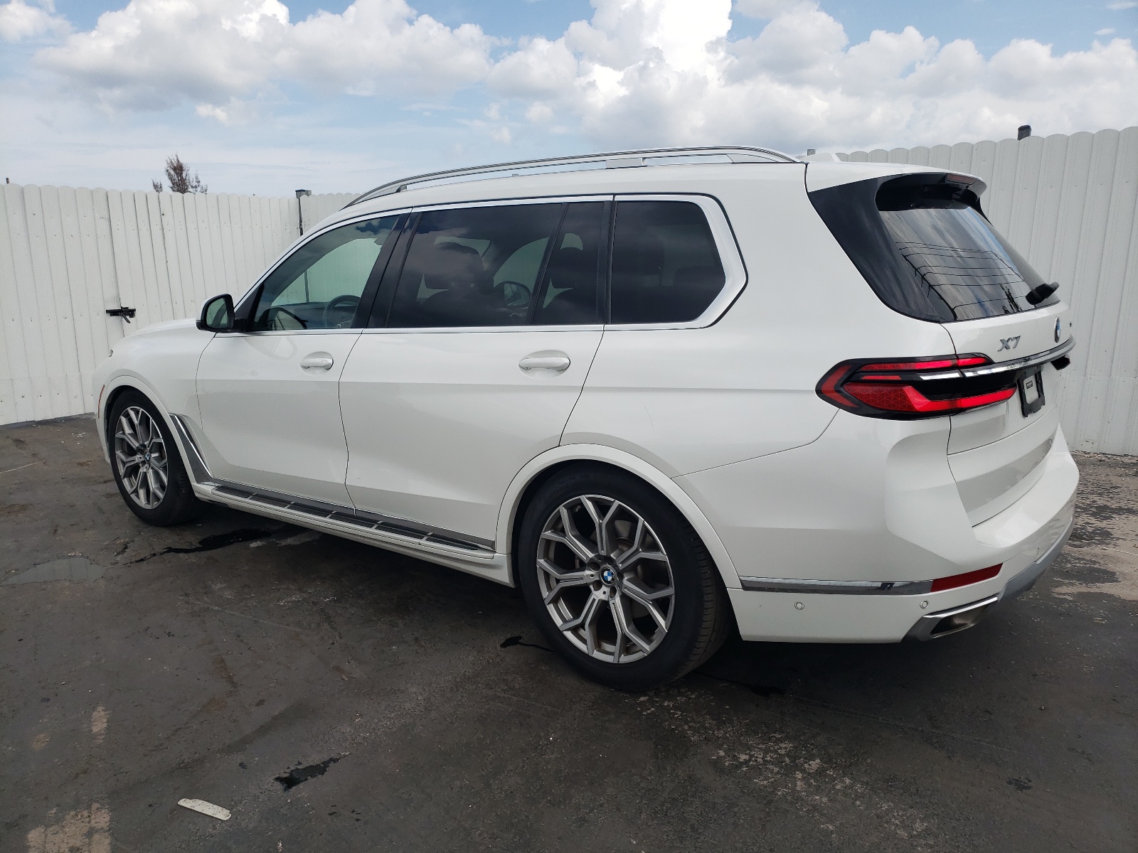 2023 BMW X7 xDrive40I vin: 5UX23EM08P9P20013