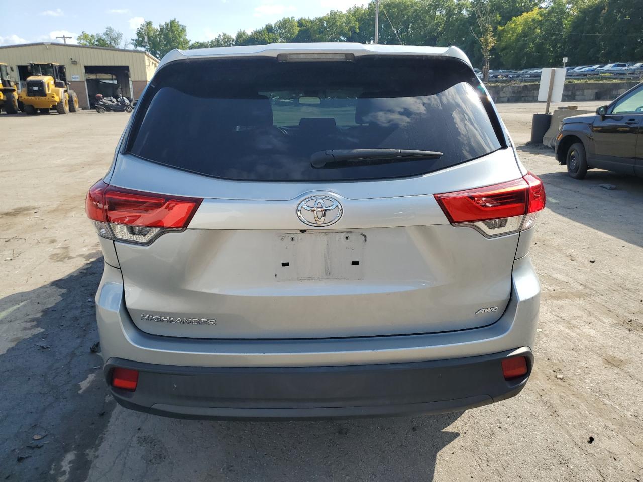 5TDBZRFH4HS484327 2017 Toyota Highlander Le