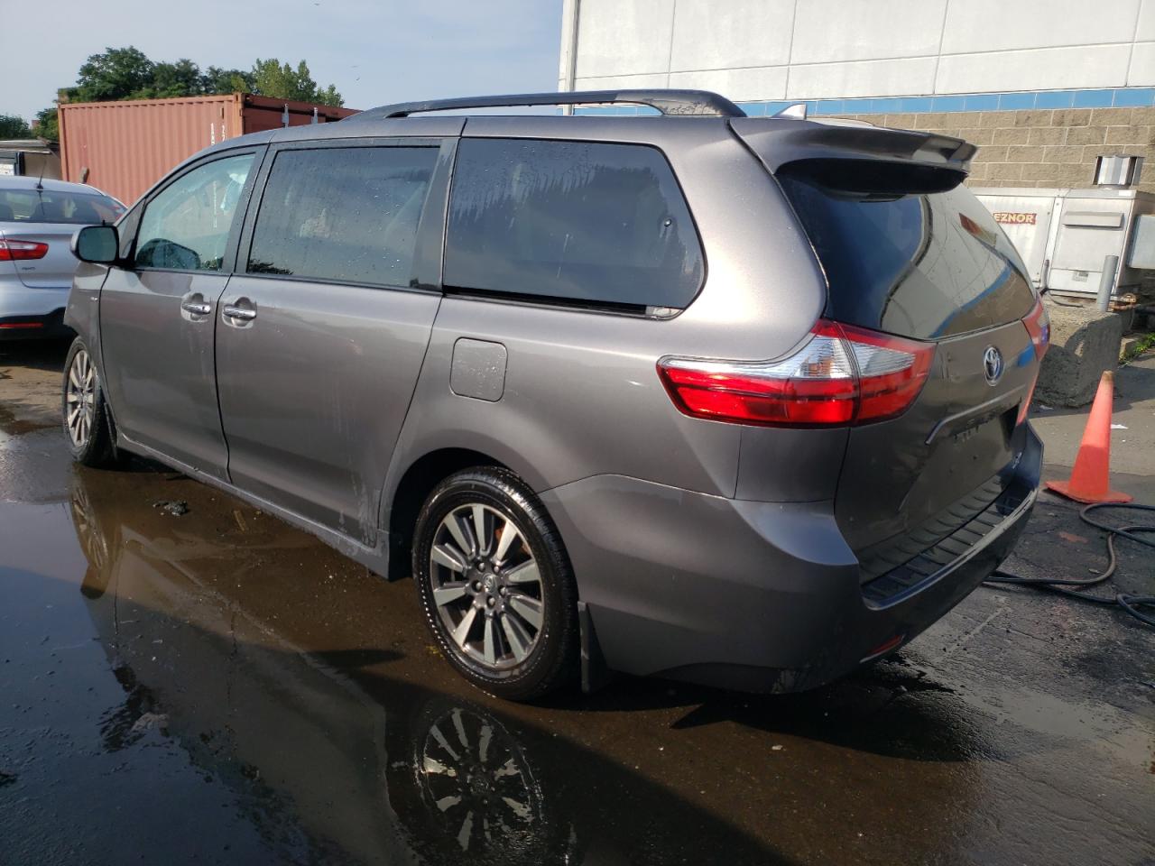 5TDDZ3DC0KS214063 2019 TOYOTA SIENNA - Image 2