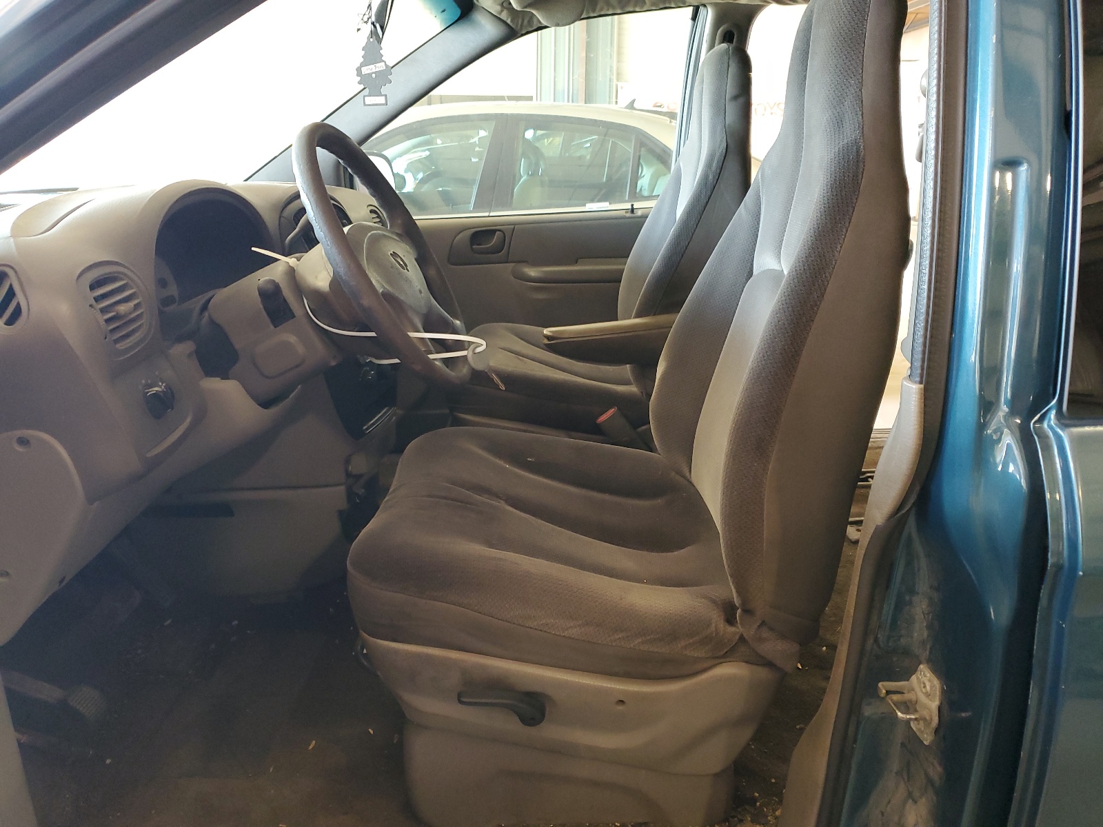 1B4GP25312B667480 2002 Dodge Caravan Se