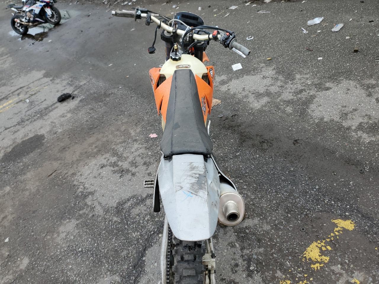2000 Ktm 400 Exc VIN: VBKEXJ432YM327482 Lot: 69282214