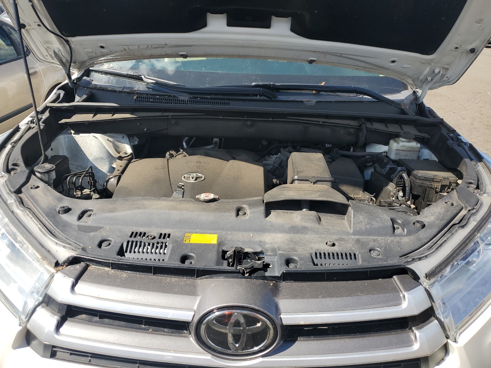 5TDJZRFH9JS832477 2018 Toyota Highlander Se