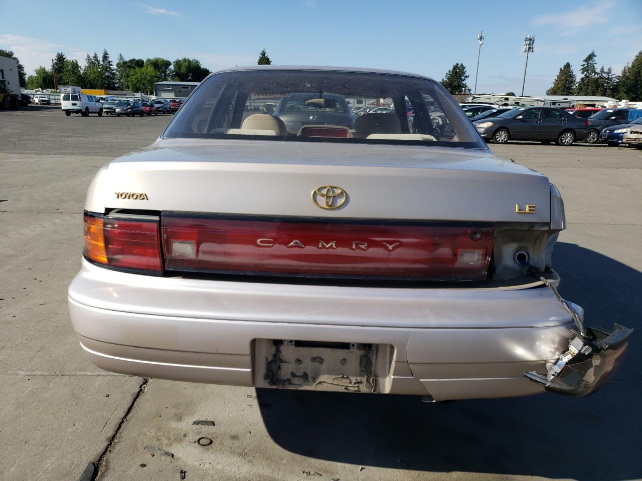 1994 Toyota Camry Le VIN: 4T1SK12E4RU405815 Lot: 68142504